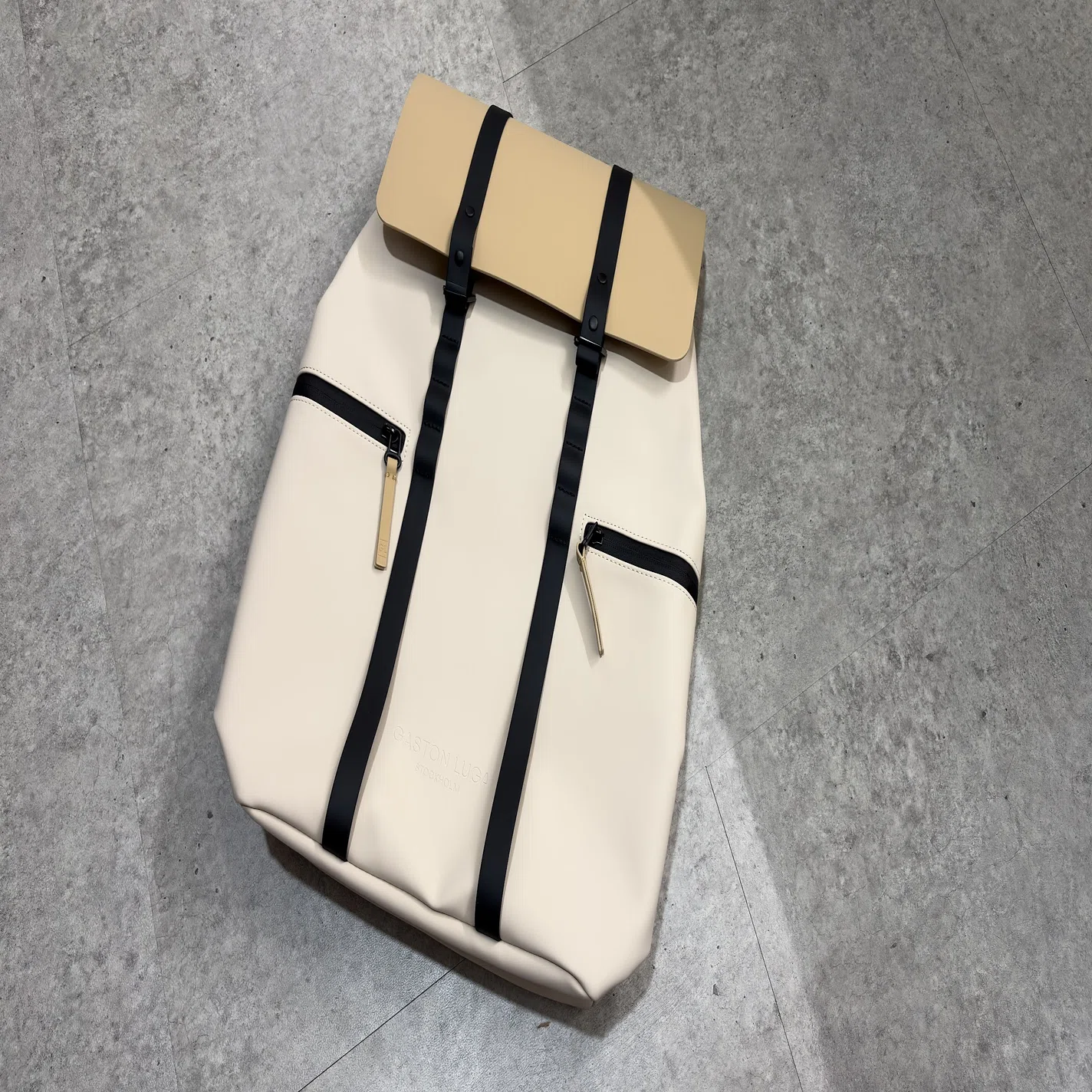 新品】ガストンルーガ スプラッシュ 2.0 13インチ 白 ベージュ 防水 A4 雨の日もPC作業もこれ一つ。ガストンルーガ「スプラッシュ2.0バック