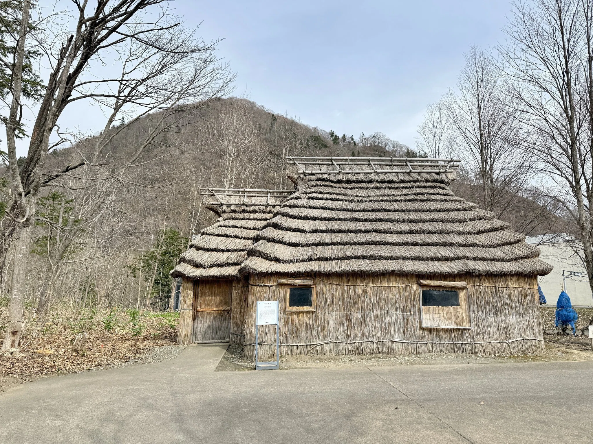 北海道・札幌アイヌ文化交流センター 屋外展示図鑑｜チセ・舟・祈りの
