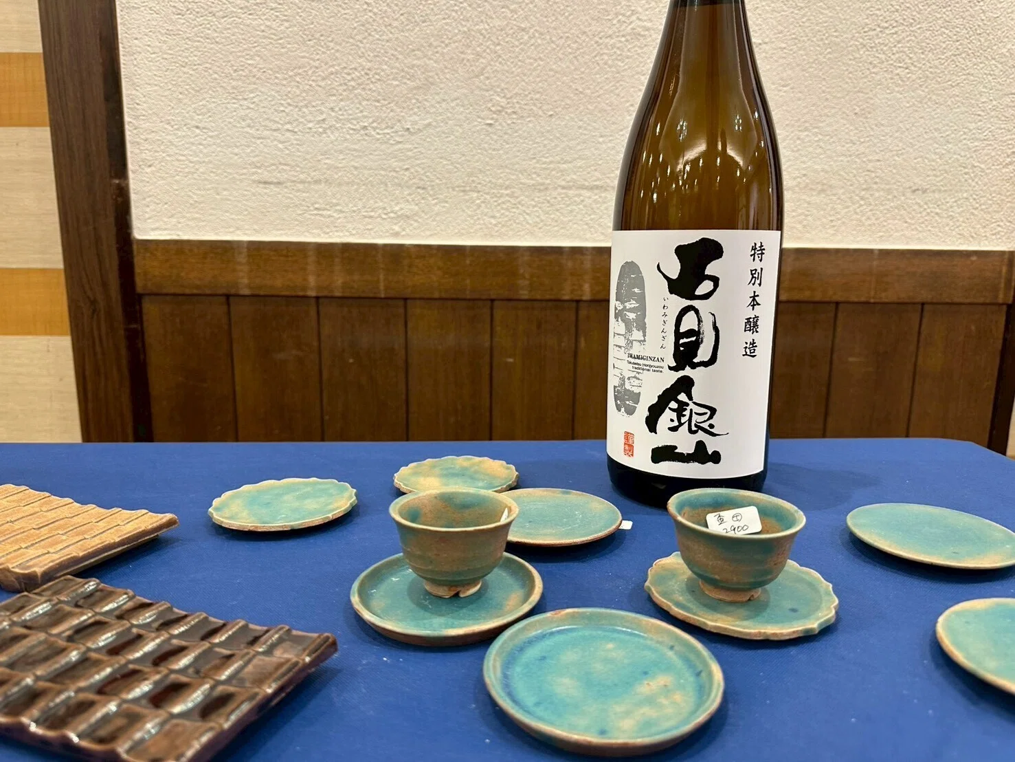 島根・石見の瓦が新宿に——『石州の瓦と器展』が見せた、1,350度で