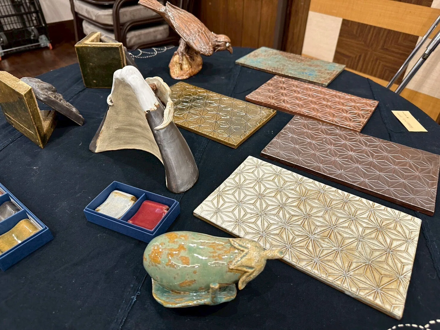 島根・石見の瓦が新宿に——『石州の瓦と器展』が見せた、1,350度で