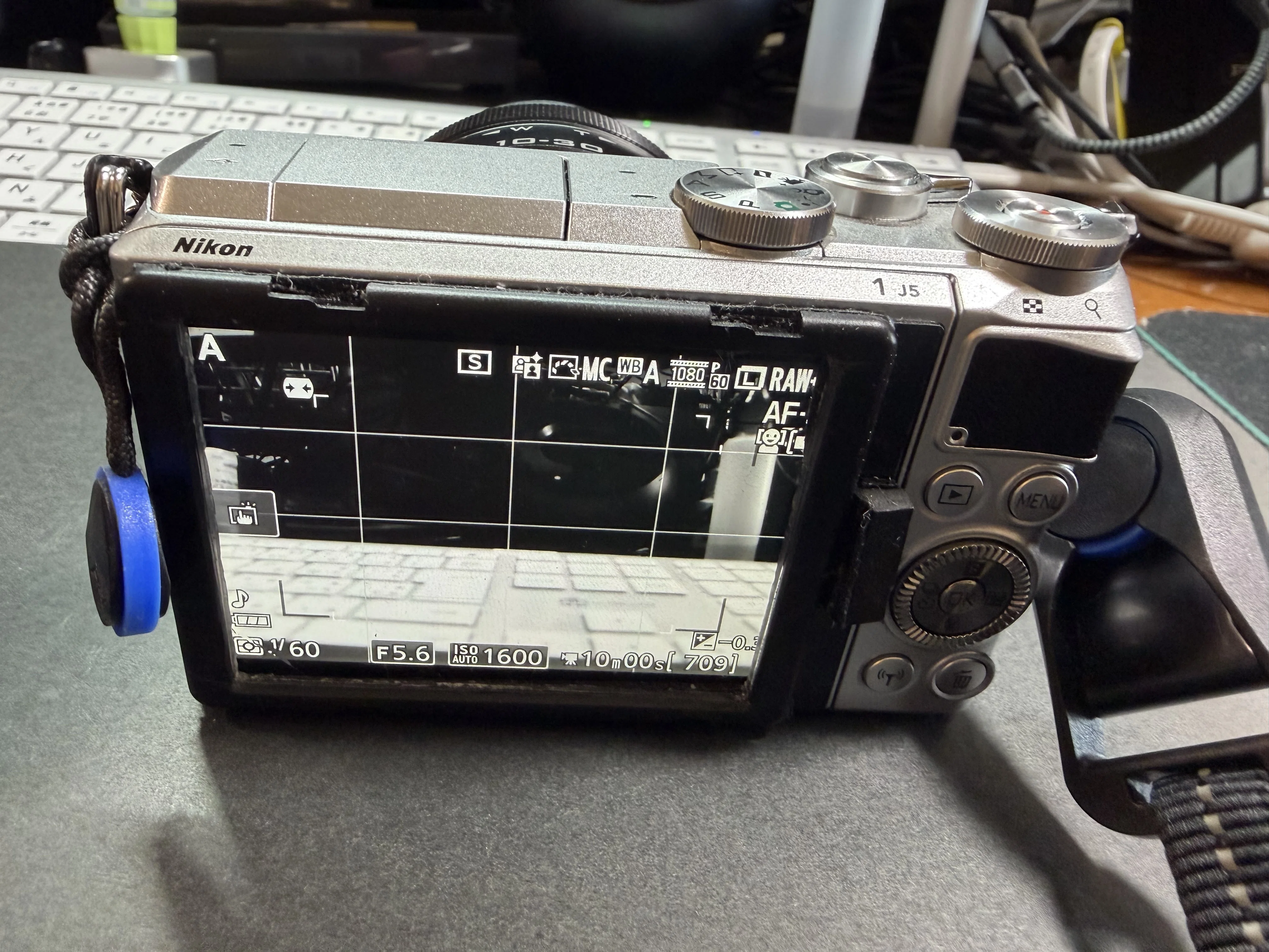 画面割れ少し有り　Nikon1j5 Nikon1 j5モニターの輝度が足りなくて快晴の昼間見にくいのでちょい