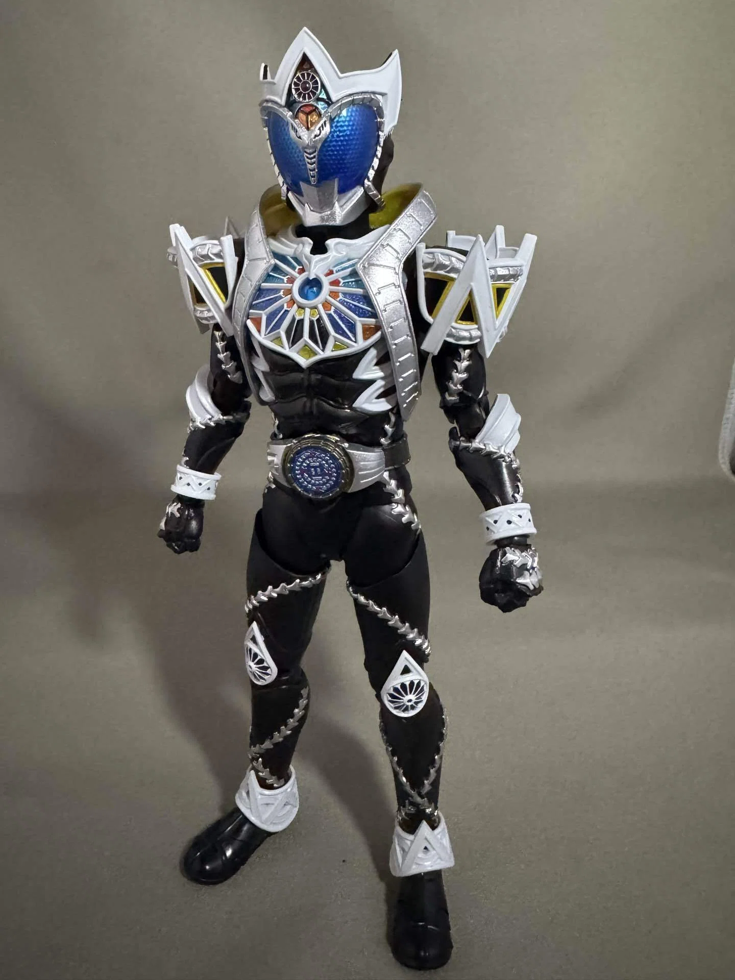 ストライプ模様のフィギュア Kマーク付き S.H.フィギュアアーツ】真骨彫 仮面ライダーサガ 感想｜ギン