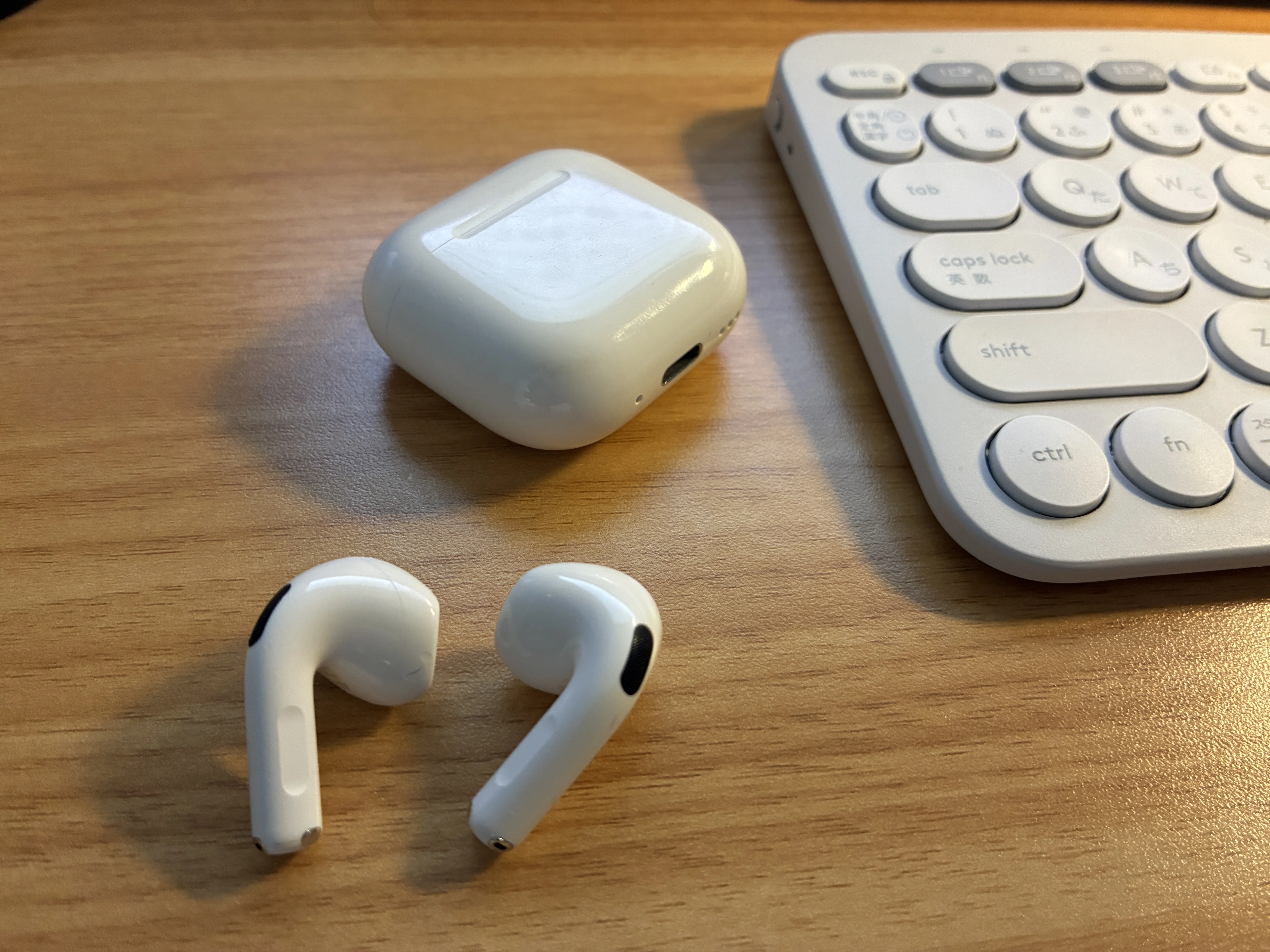 ガジェットレビュー】AirPods 4は“毎日つけたくなる”完成形。Appleと