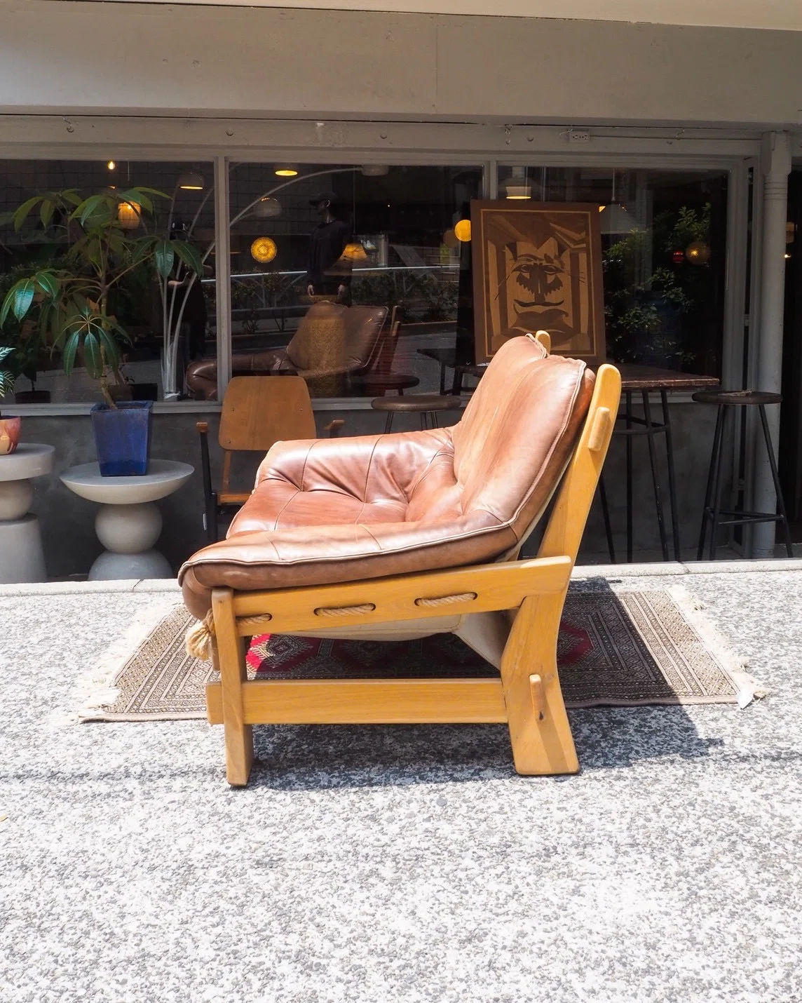 cerote antiquesにあるお気に入りのソファ」｜松浦パグ
