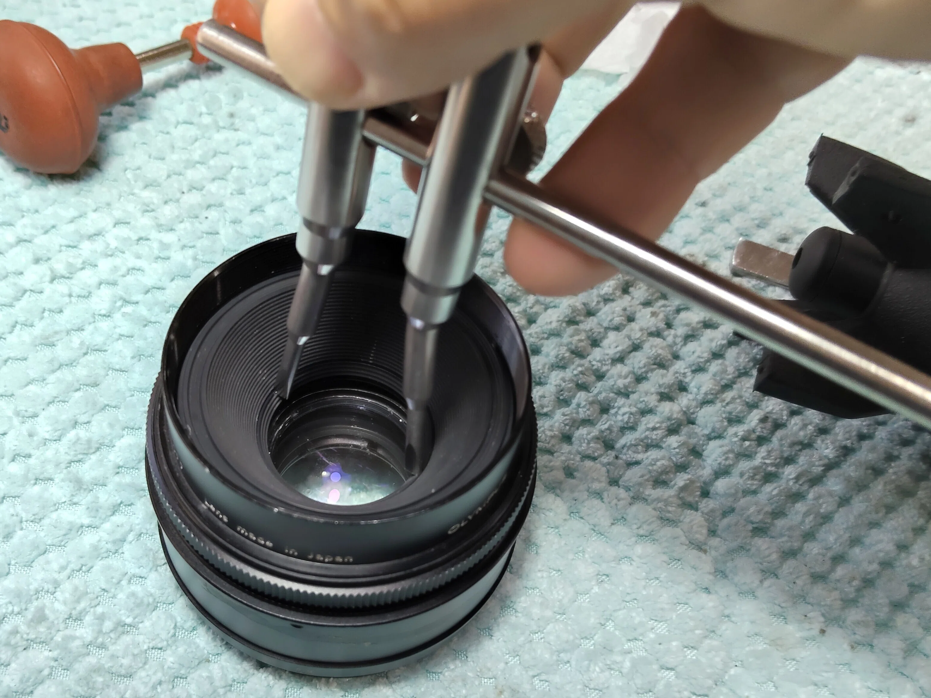 Olympus OM-System 50mm F2 Macroの分解｜フィルムカメラ修理のアクア
