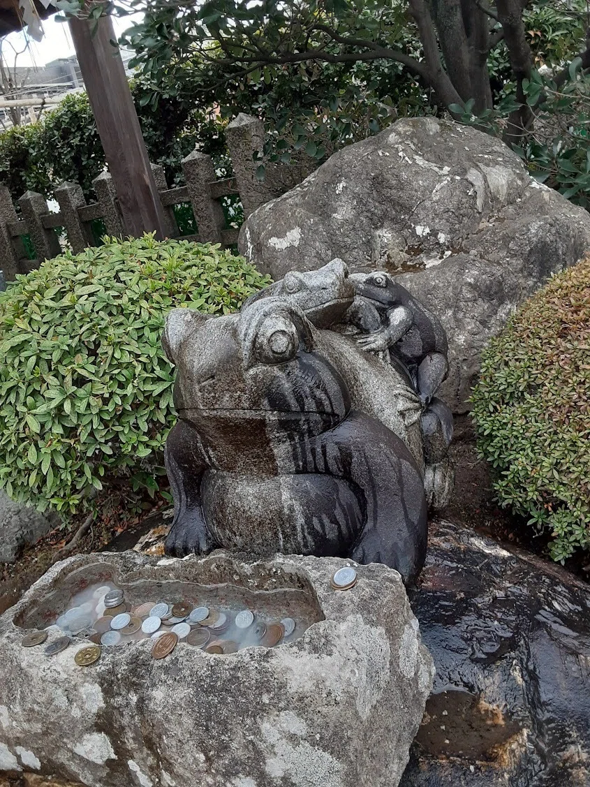 京うつくし図鑑‐都に雨を呼ぶ、西院春日神社のかえるくん｜kyotoK