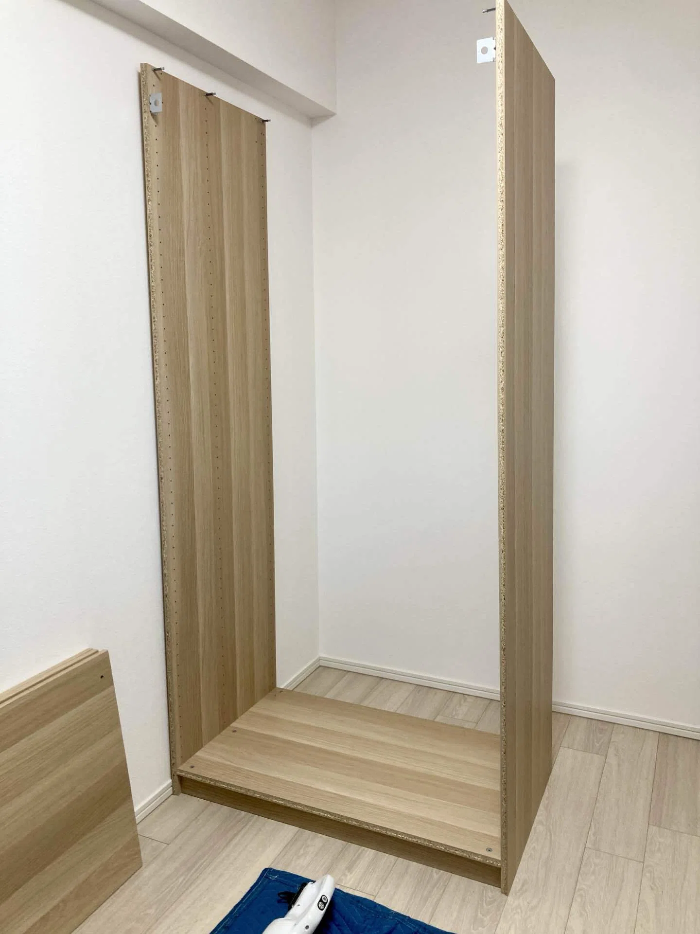 IKEA PAX 向かって左側のみですが、右側も希望の方、コメ下さい IKEA PAXの組立方法🛠️ 狭い部屋でも可能！ 起こしたまま組み立てる
