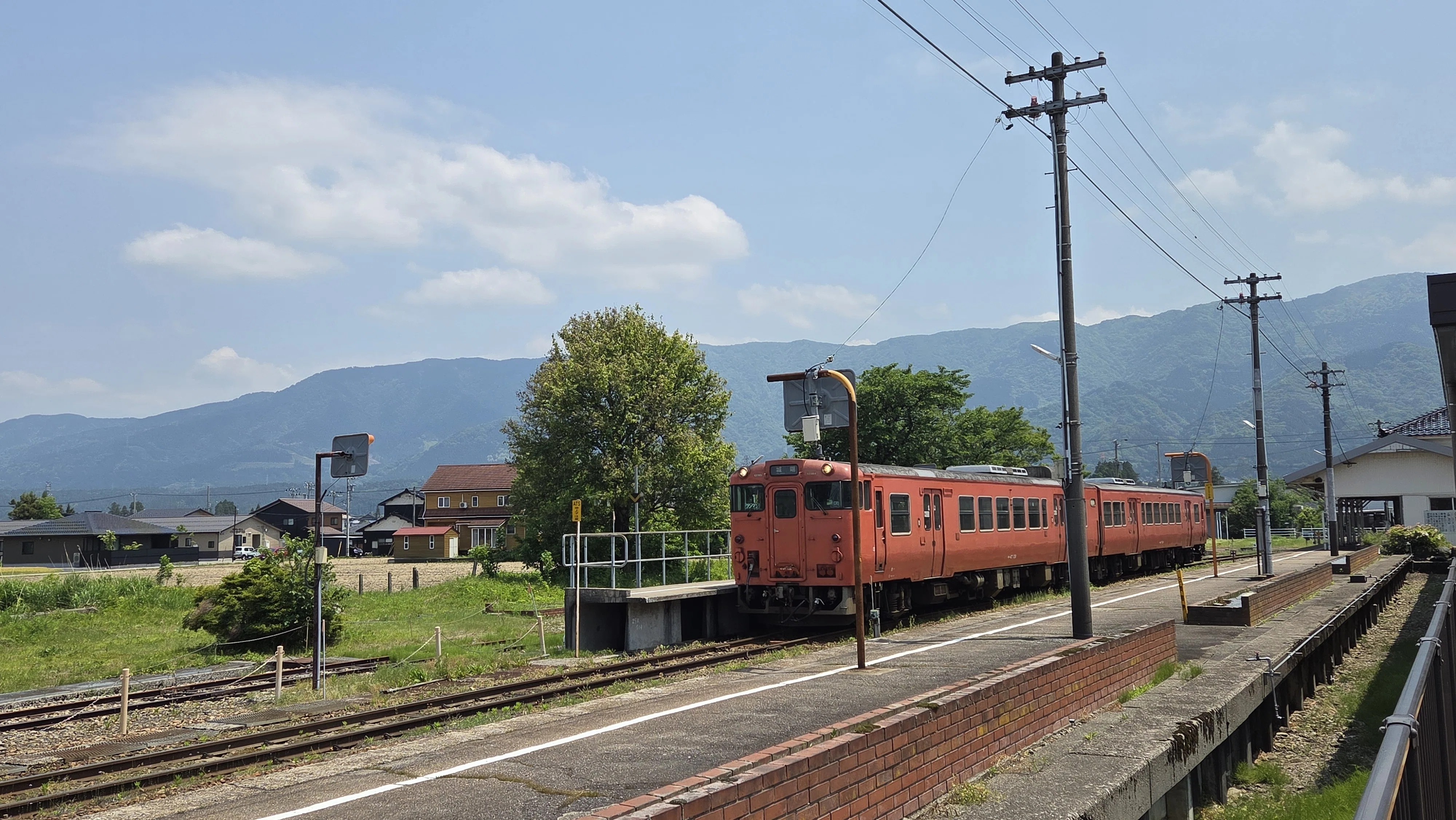 城端線に乗ってのんびり風景の中を歩く〜富山一人旅①〜｜シャイン忠敬