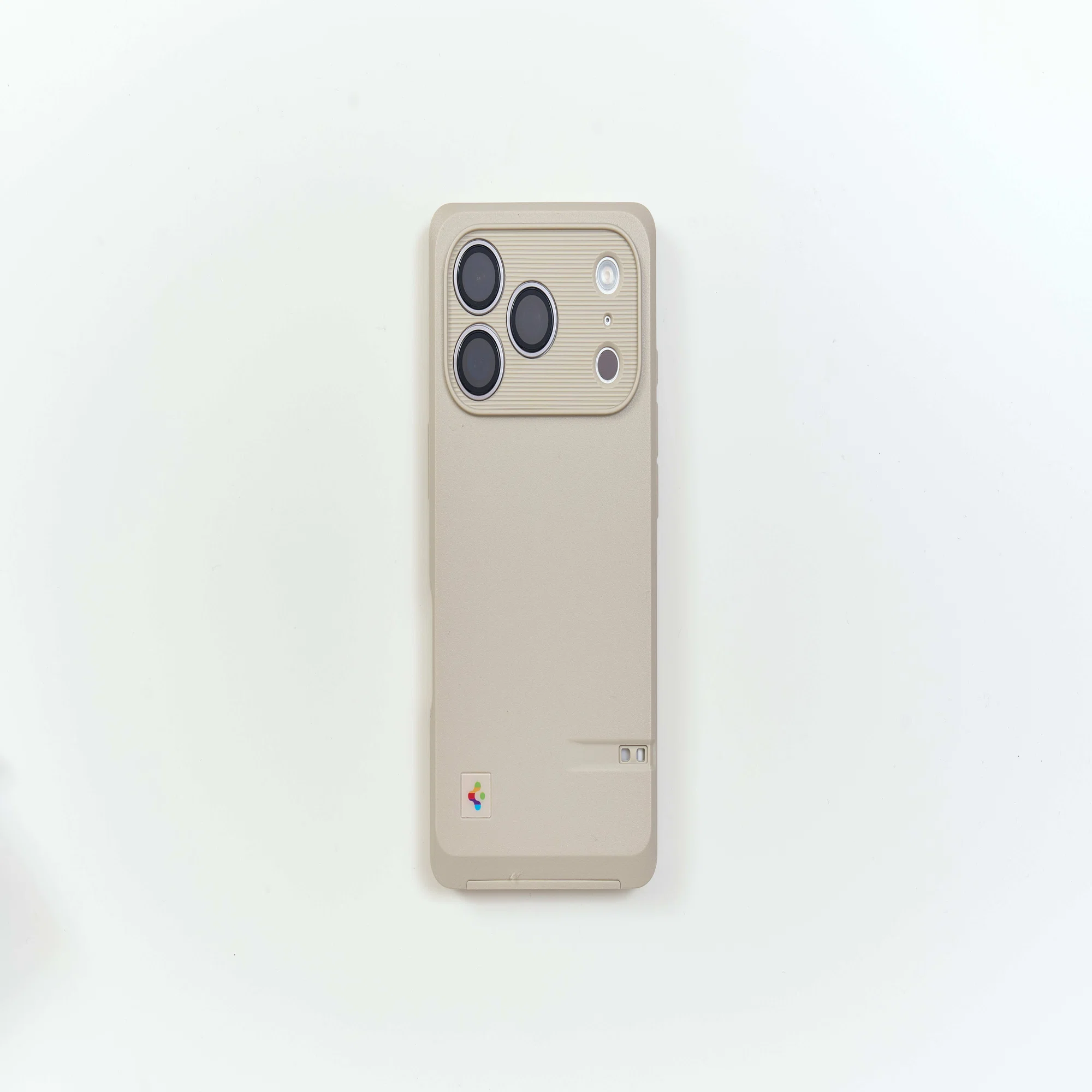 iPhone 17 ProにMacintoshの色を纏わせる｜Spigen Classic LS マグ 