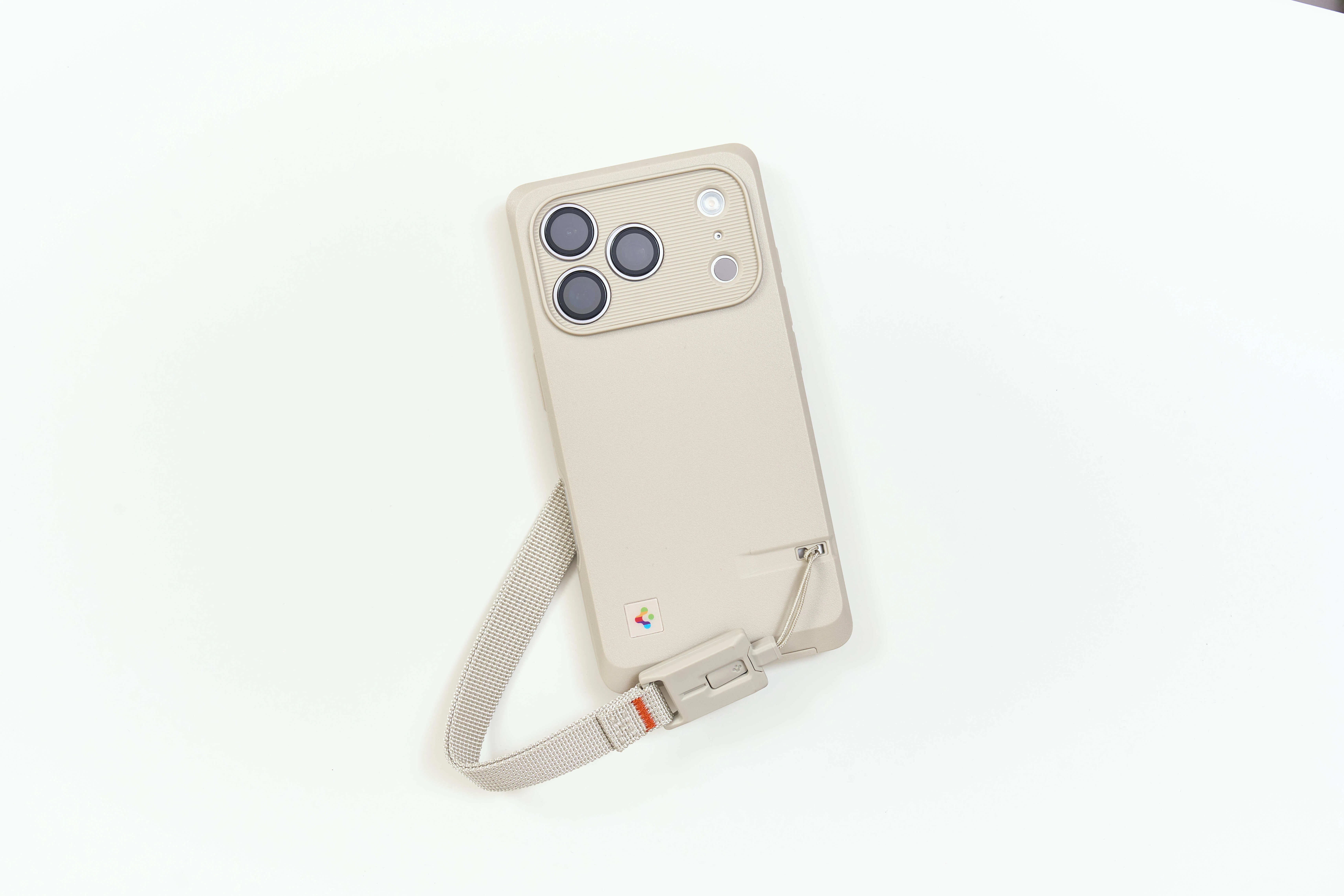 iPhone 17 ProにMacintoshの色を纏わせる｜Spigen Classic LS マグ