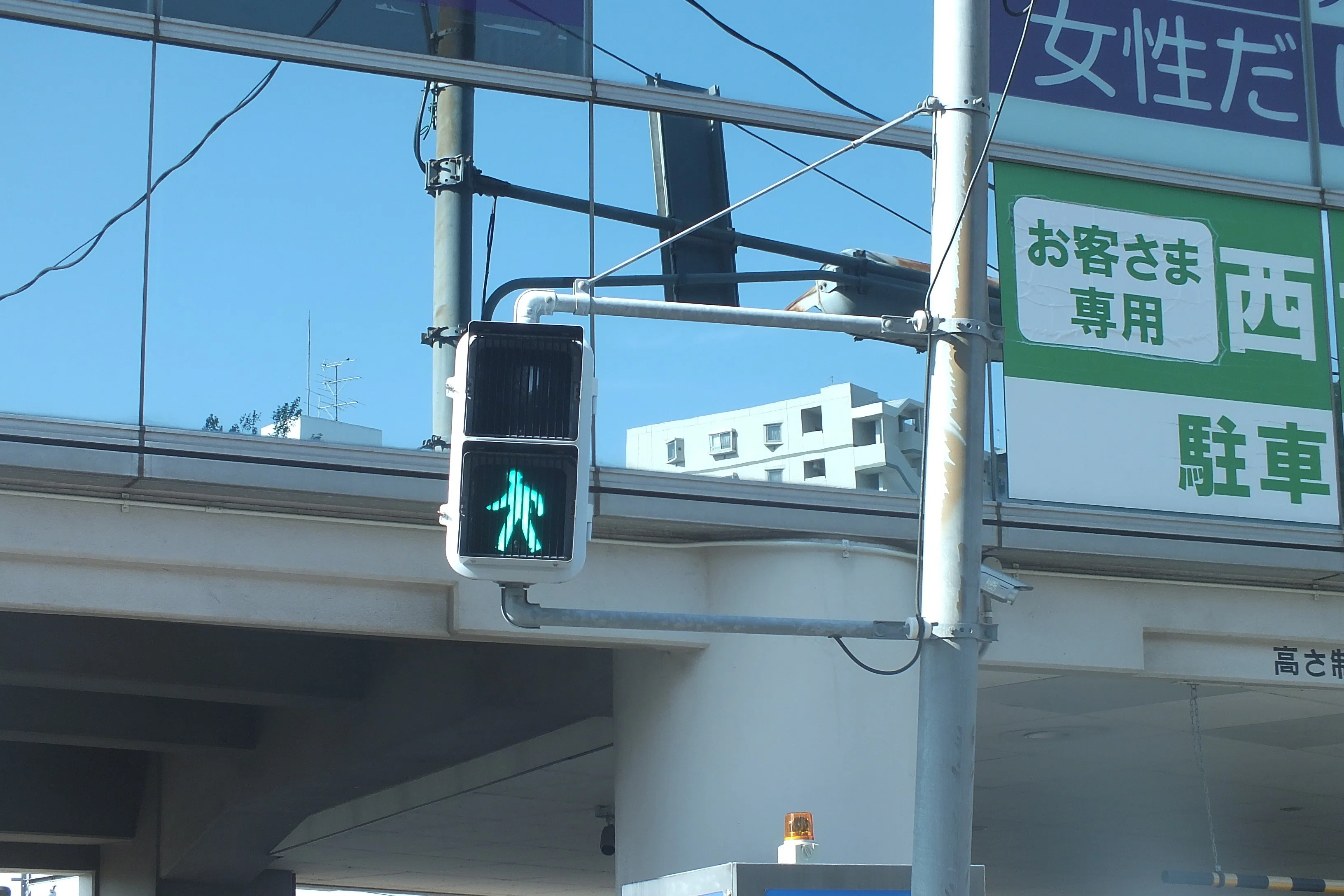 K12-240】入間市河原町にある左右制限ルーバーの信号電材薄型面拡散