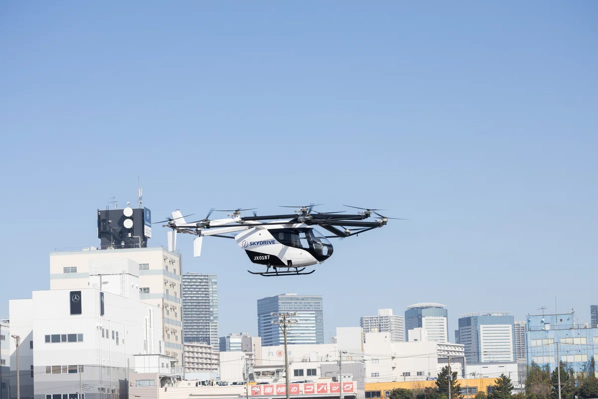 東京の空を飛行する機体の写真