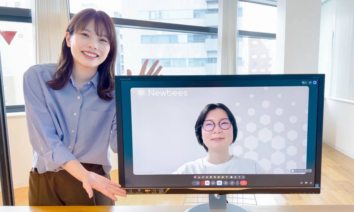 megとモニターにbuchiが映って並んでいる写真