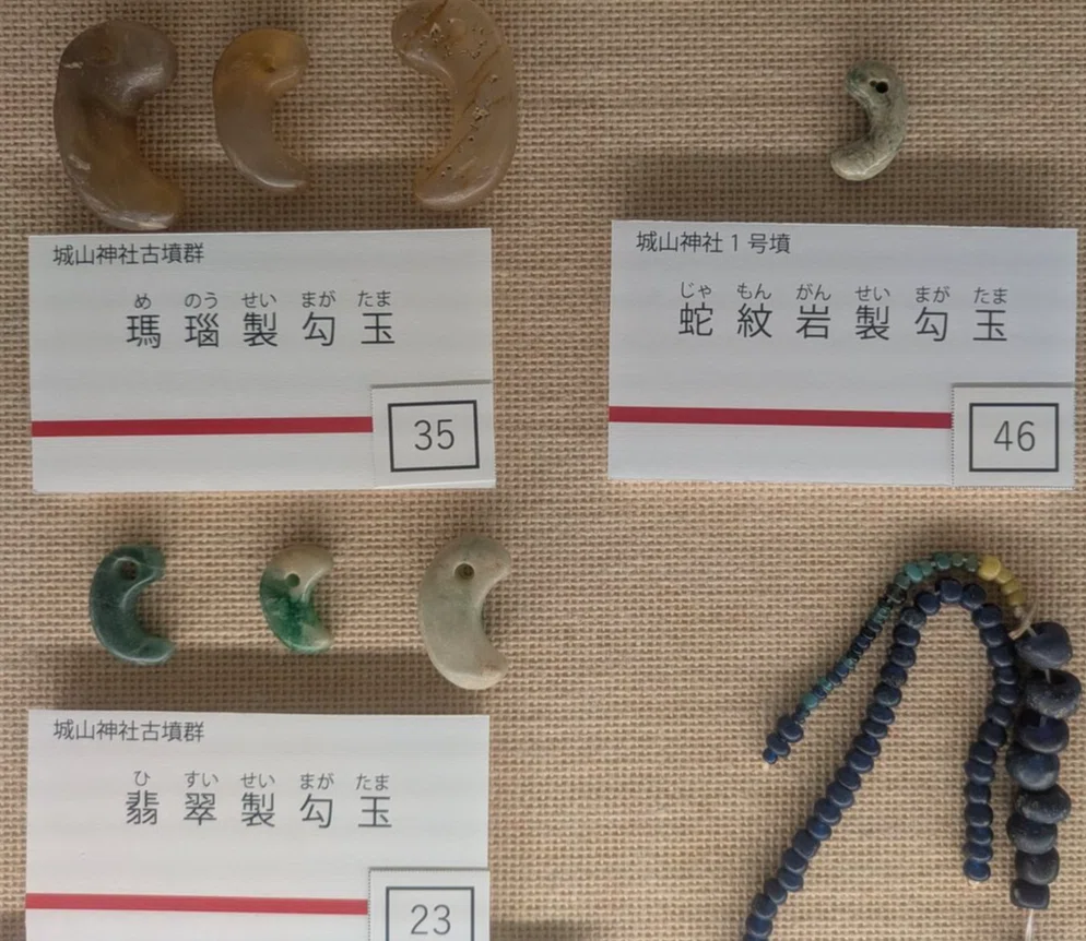 古墳期 - 出雲石勾玉 日本翡翠情報センター：翡翠の古代史（ANCIENT