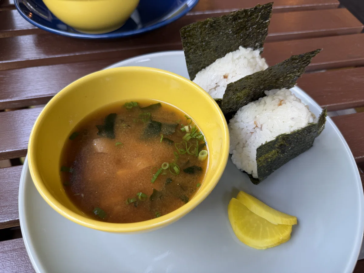 にぎりめしプレート（梅肉・にんにく味噌）