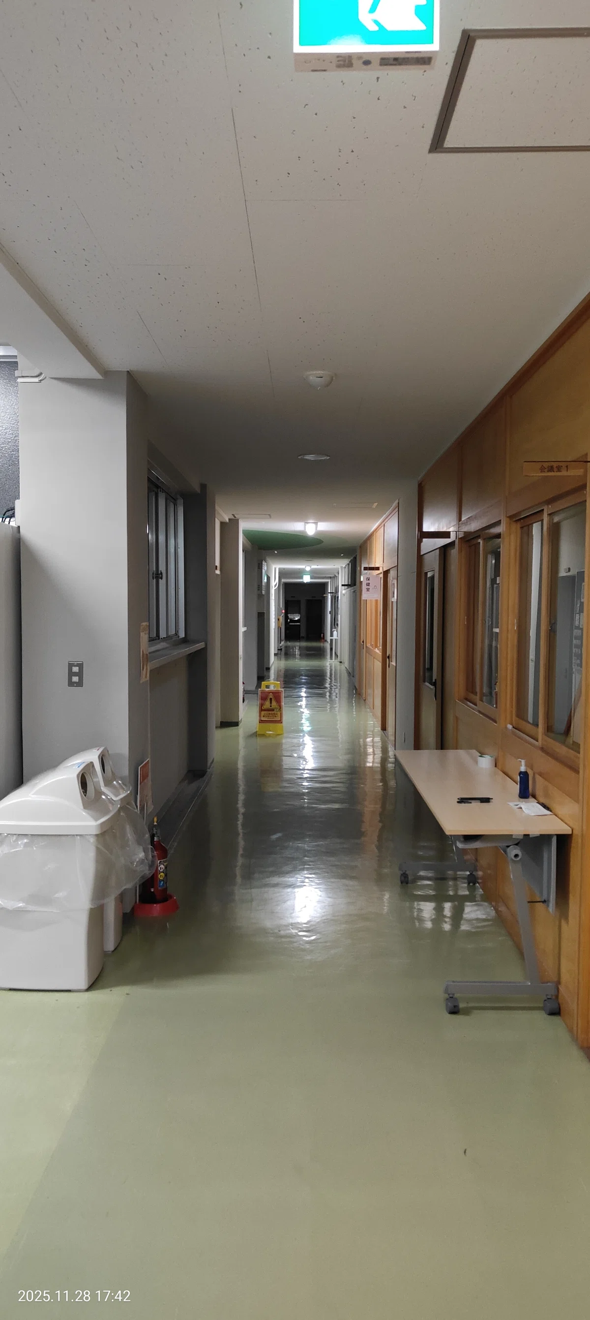 S高等学校 廊下の写真