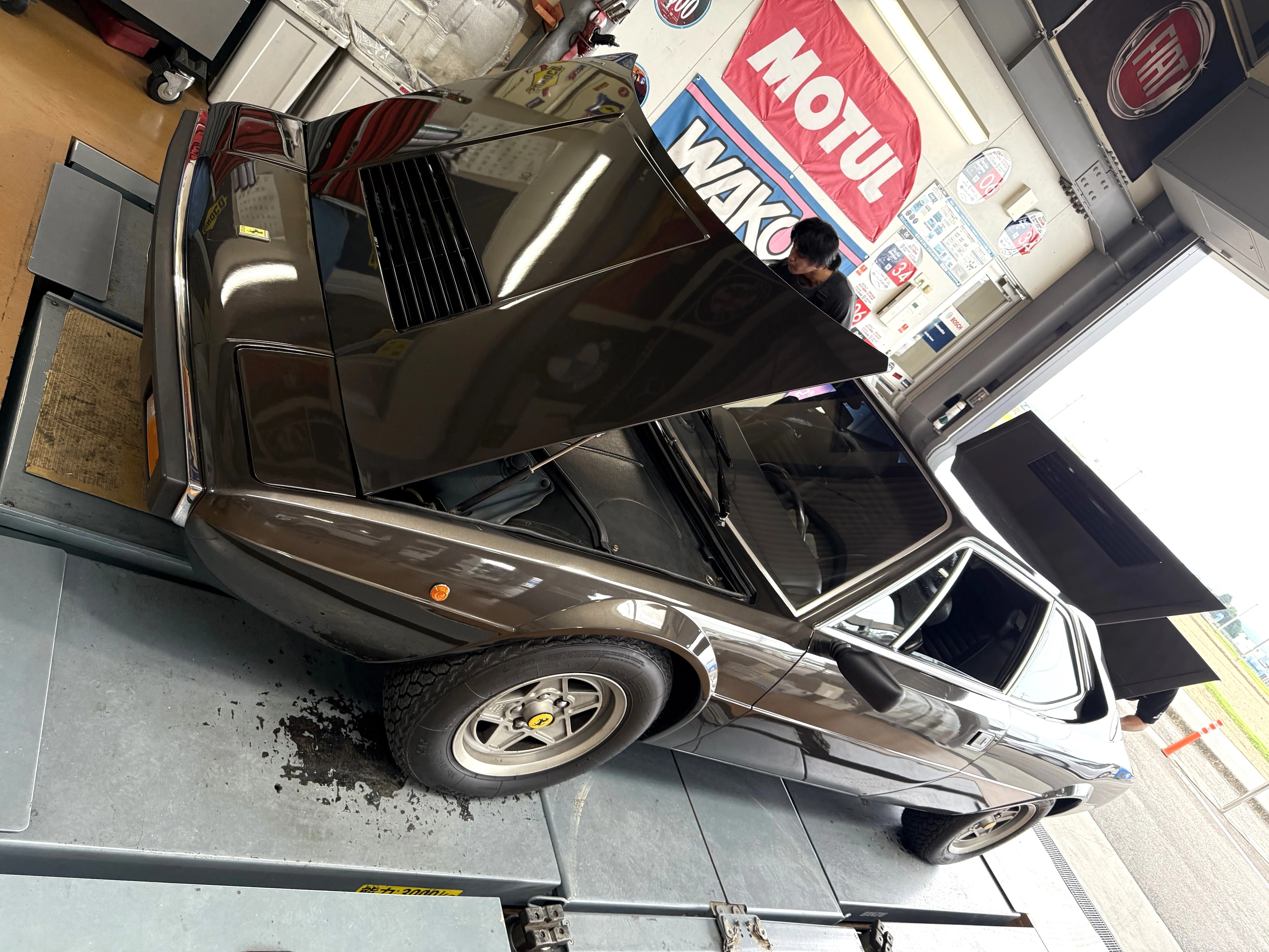 フェラーリ308GT4エンジンフード