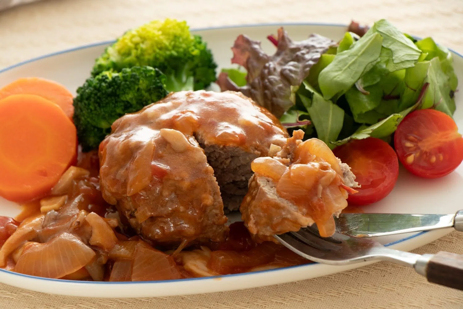 平日でも作れる、頑張りすぎない煮込みハンバーグ｜さいとうあきこ