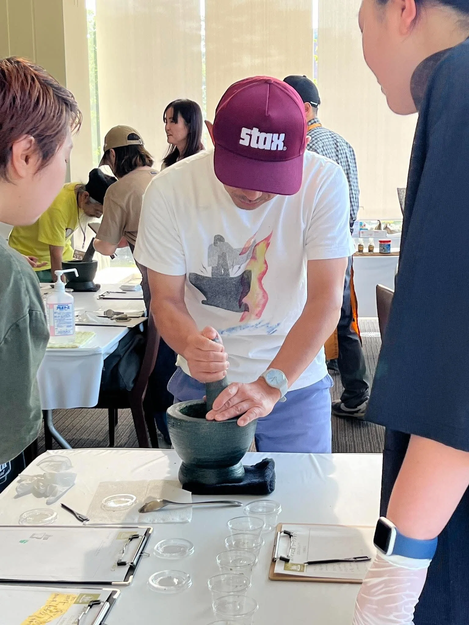 石臼　写っているのがすべて 石臼はリズミカルに叩きましょう。｜水野仁輔