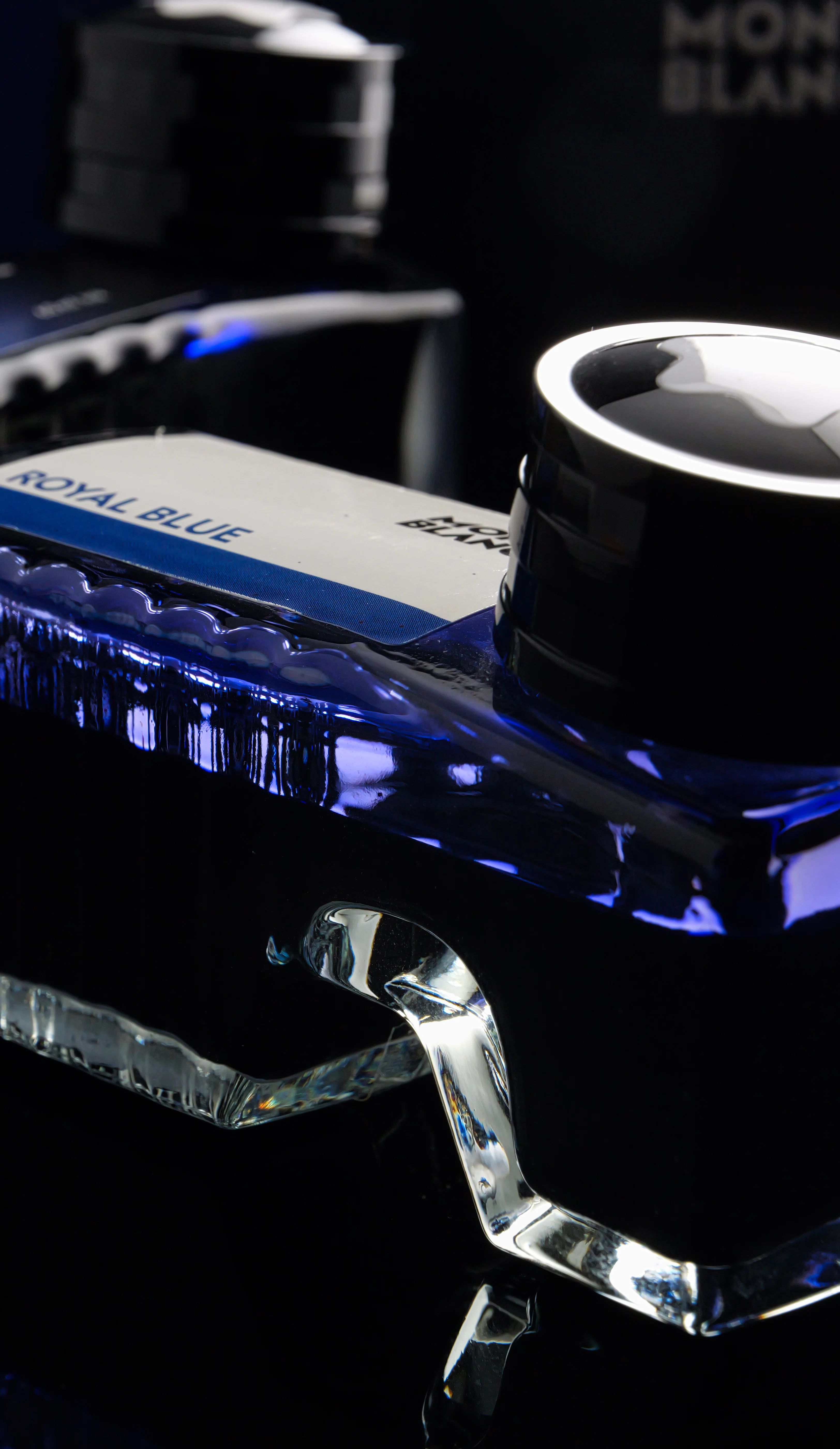 紫の揺らぎを帯びた、思索の青 ― Montblanc Royal Blue｜Hideo Takehara