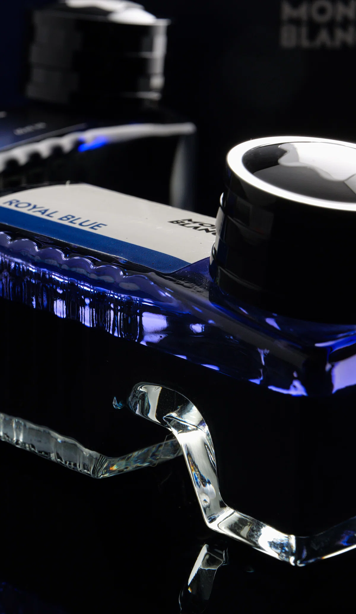 紫の揺らぎを帯びた、思索の青 ― Montblanc Royal Blue｜Hideo Takehara