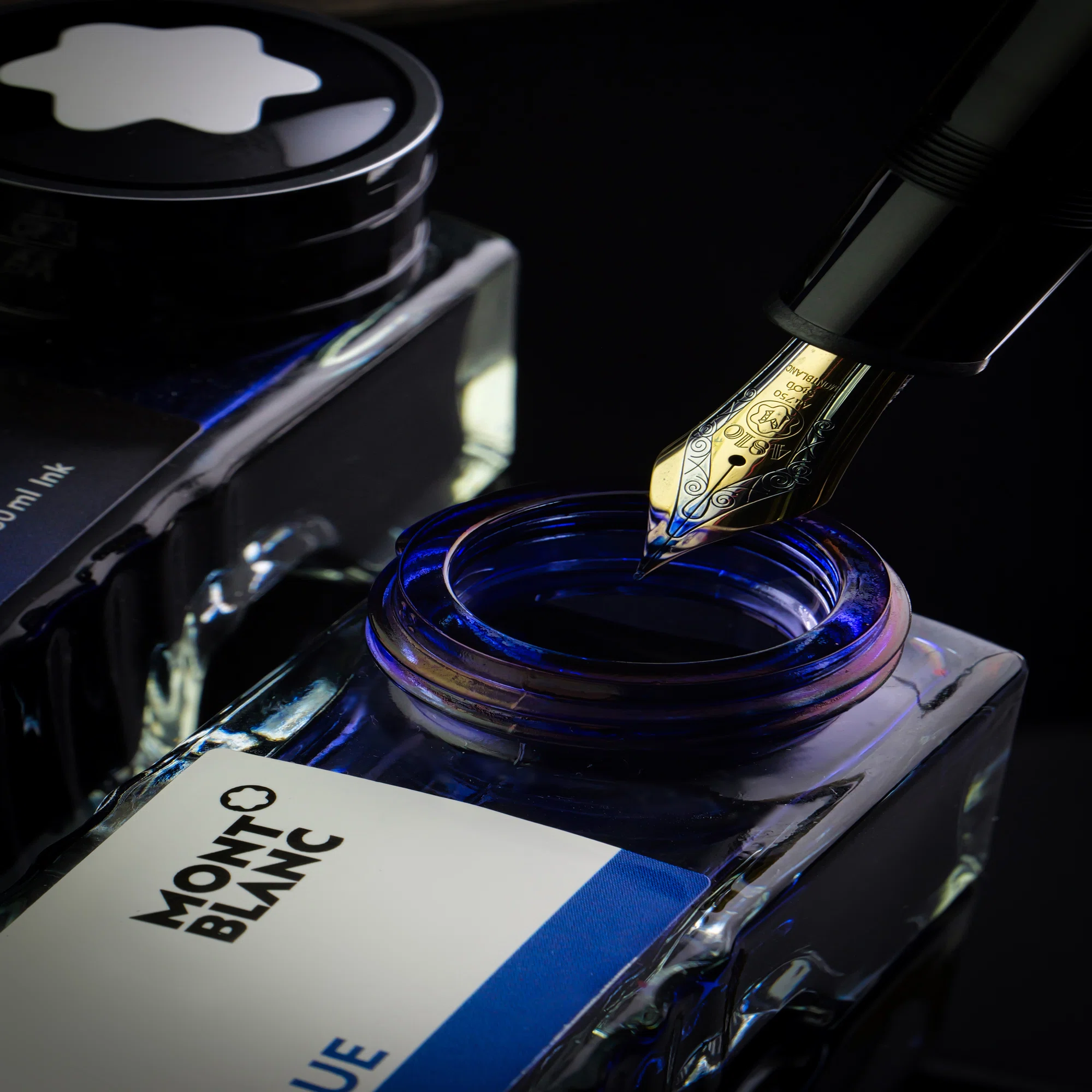 紫の揺らぎを帯びた、思索の青 ― Montblanc Royal Blue｜Hideo Takehara