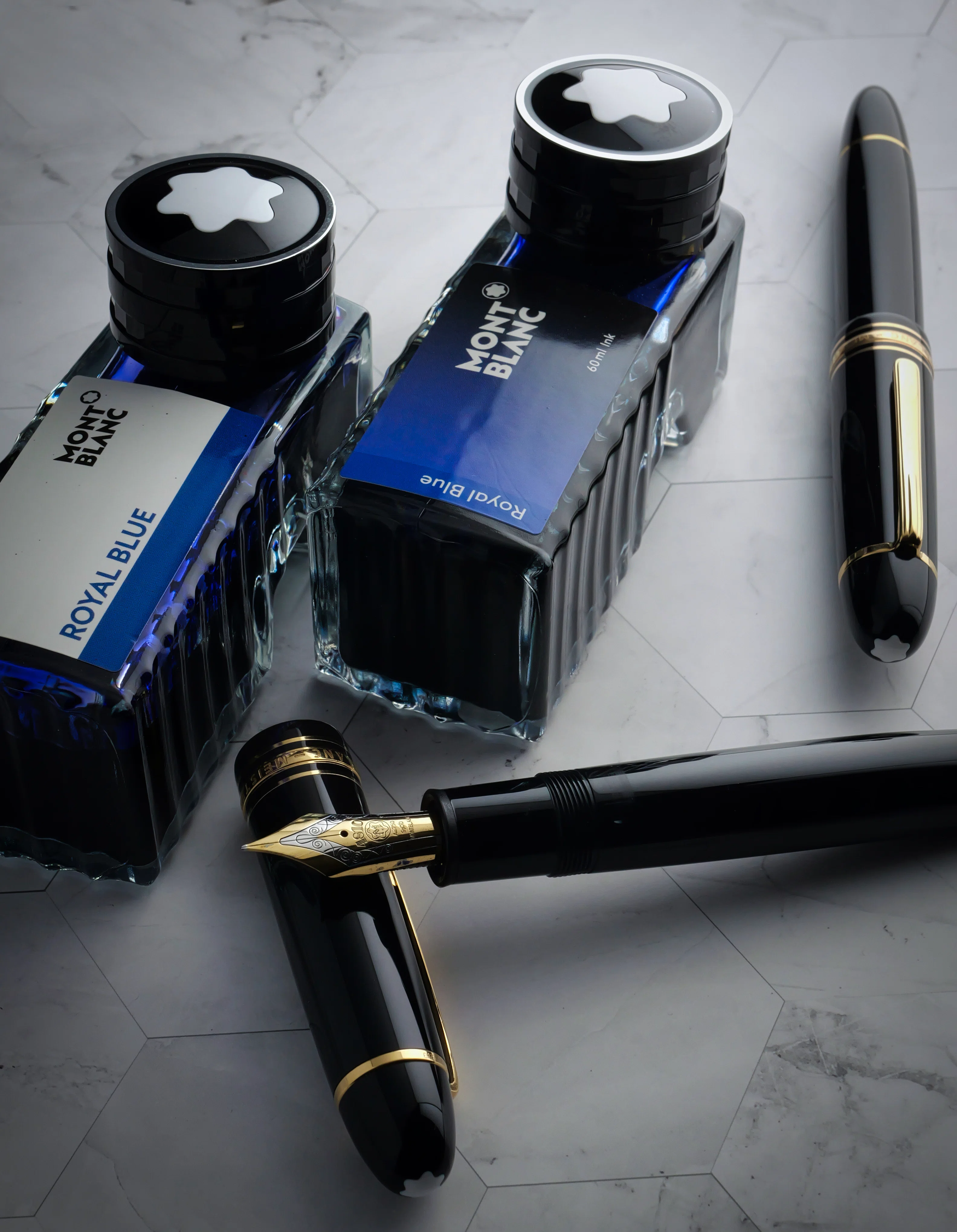 紫の揺らぎを帯びた、思索の青 ― Montblanc Royal Blue｜Hideo Takehara