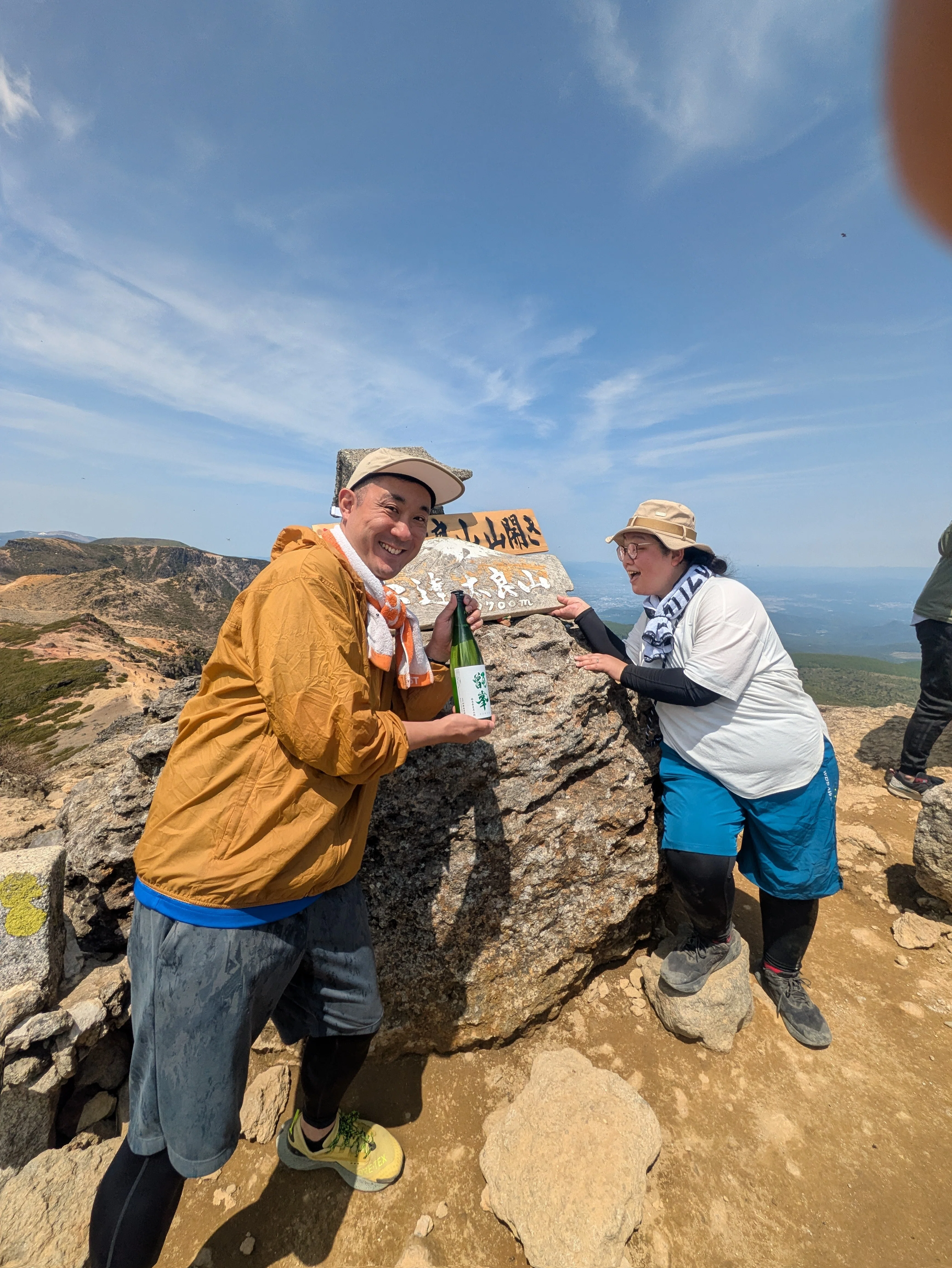 安達太良山（あだたらやま）の山開き。山頂に日本酒を奉納してきた