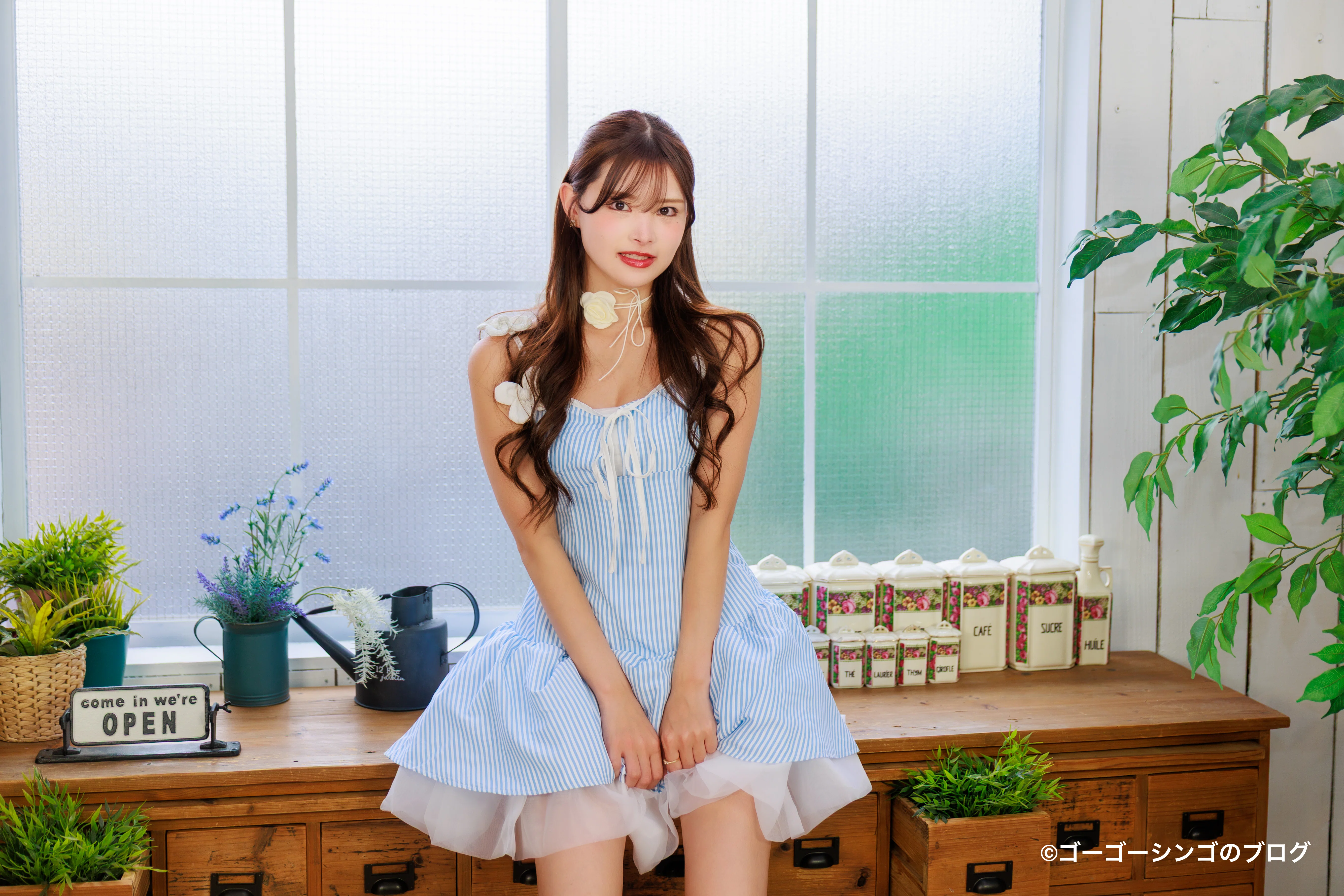 木村楓、室内ポートレート（春色全開の水色ワンピース編）｜ゴーゴー