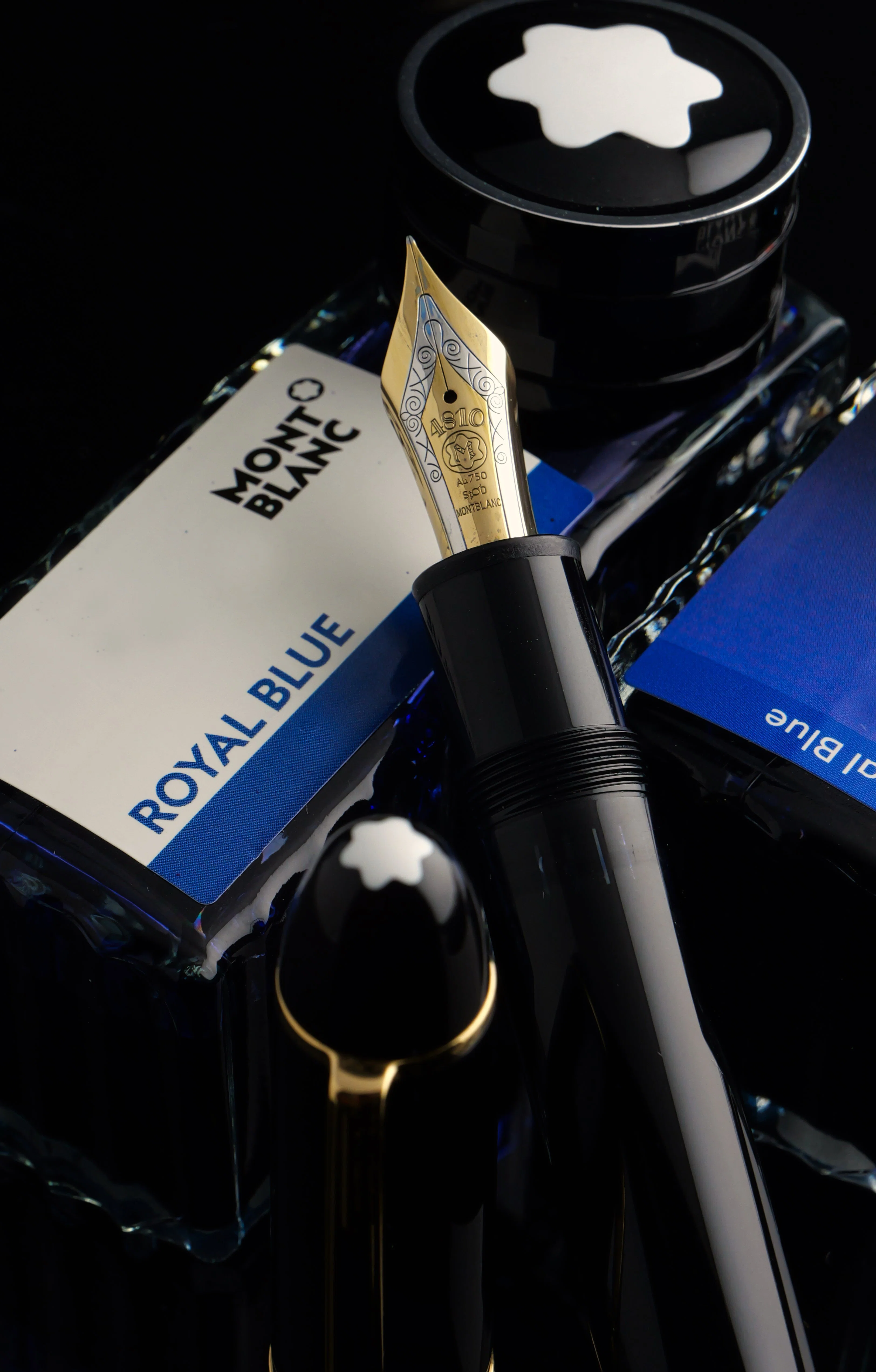 紫の揺らぎを帯びた、思索の青 ― Montblanc Royal Blue｜Hideo Takehara