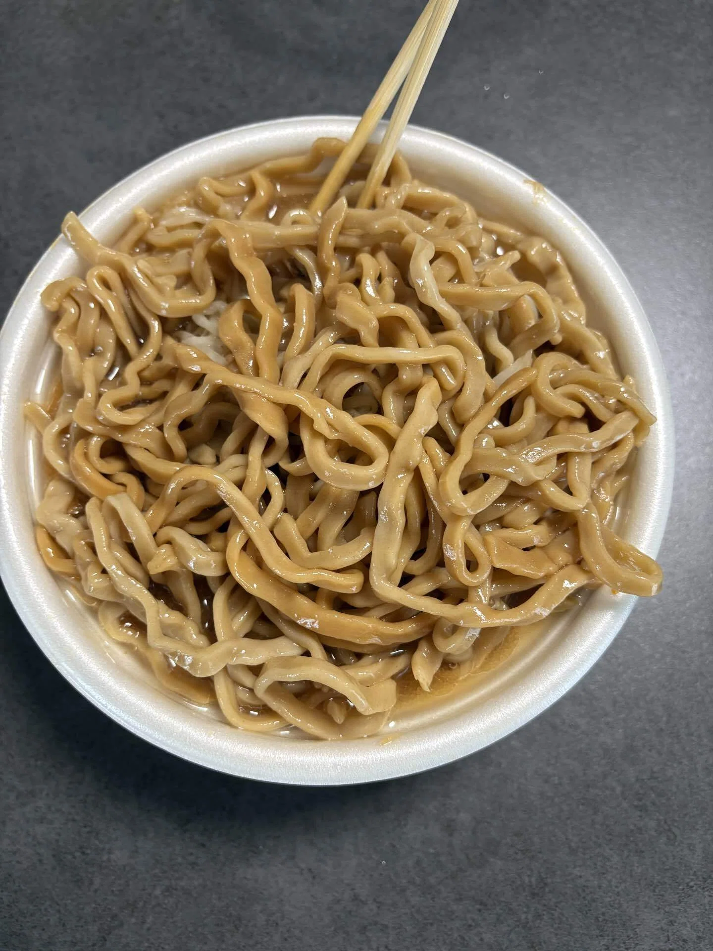 実食】総重量1kg超えの衝撃。セブン50%増量「デカ豚ラーメン」が自宅を
