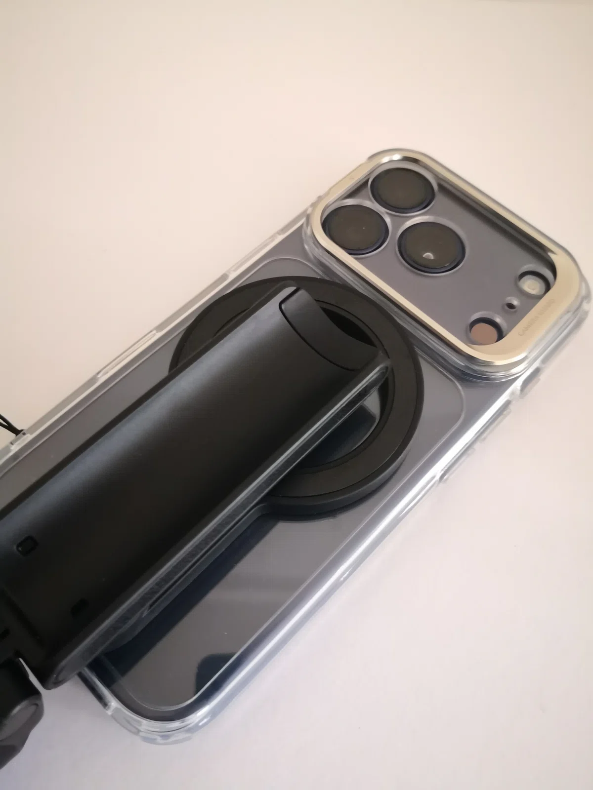 Ulanzi JJ03にESRケースを装着したiPhone17Pro