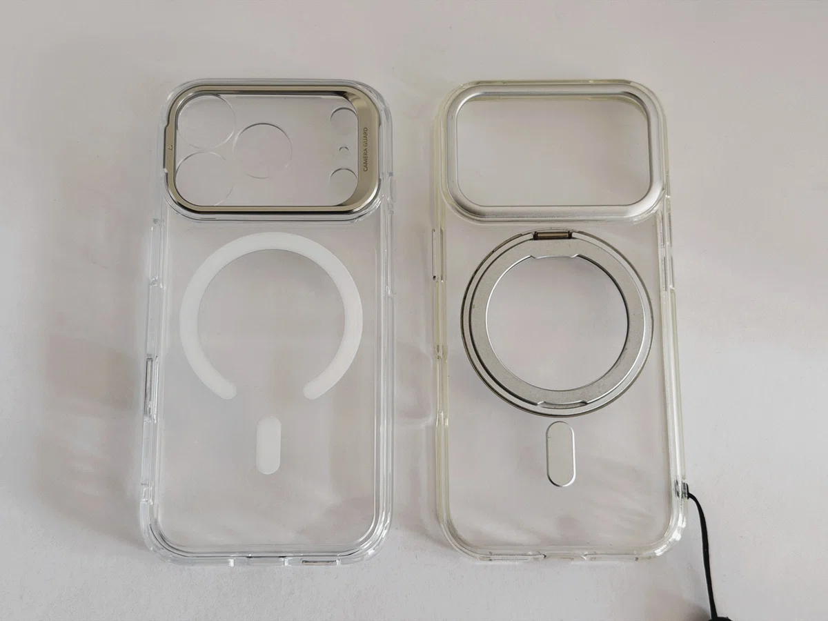 8か月使用のJOOBOYクリアケースと新品のESRクリアケースを並べて比較。