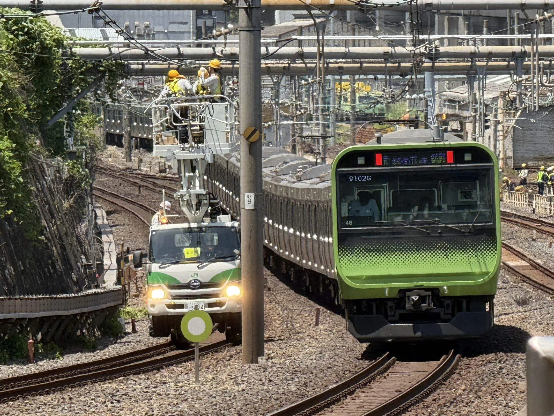 ラ*ン様 鉄道テーマの青い電波時計Keihin-Tohoku Line の表示 Keihin