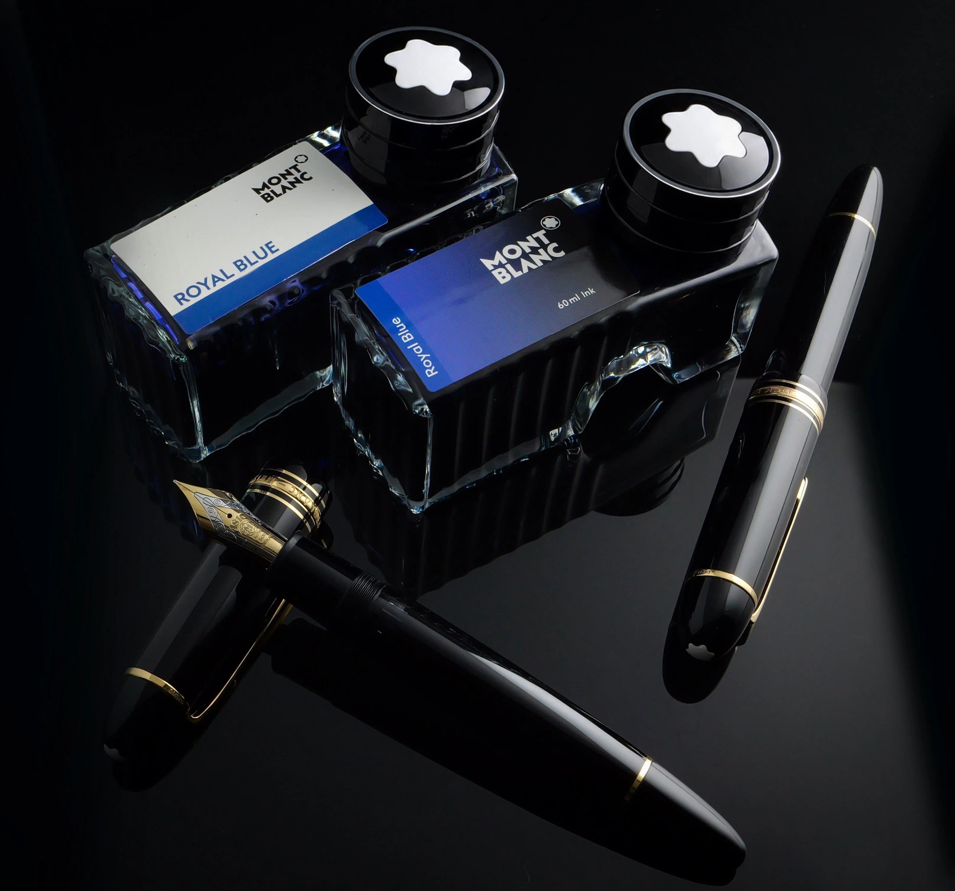 紫の揺らぎを帯びた、思索の青 ― Montblanc Royal Blue｜Hideo Takehara