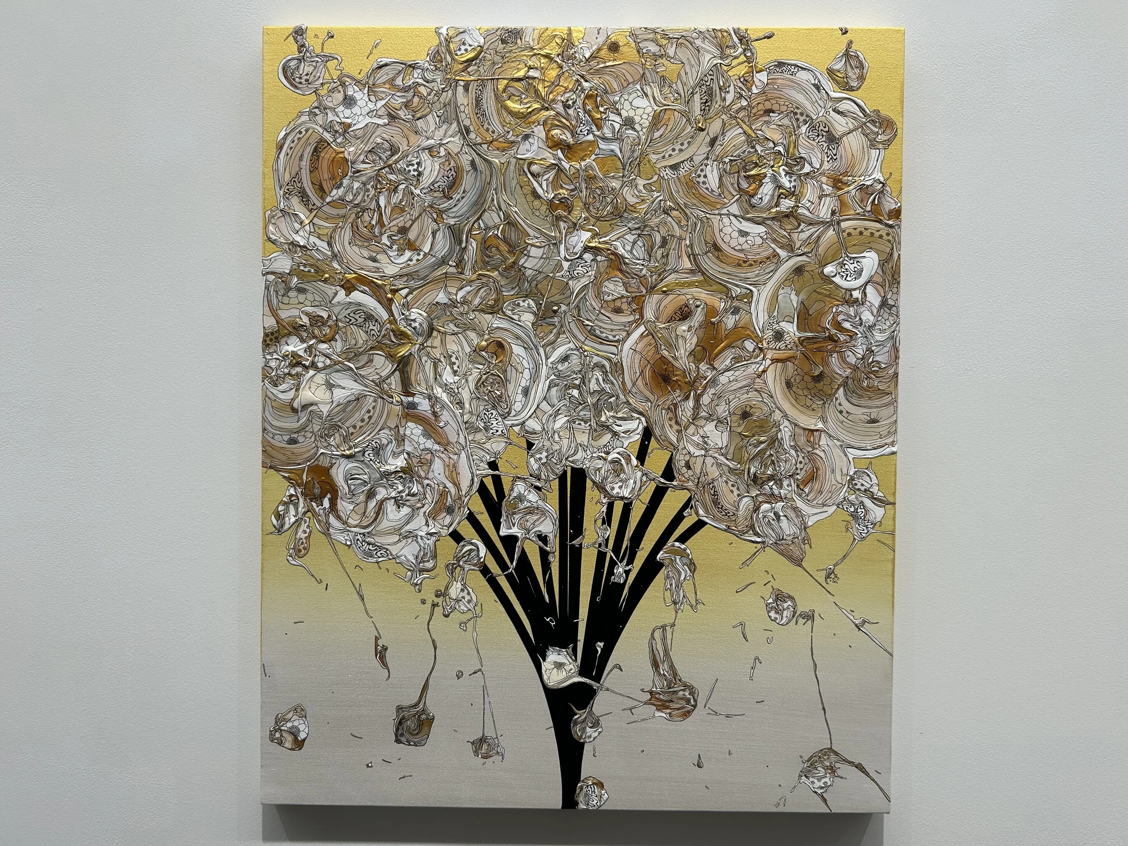花に囲まれたような、大胆だけれど繊細なモダンアート展｜Satoshi