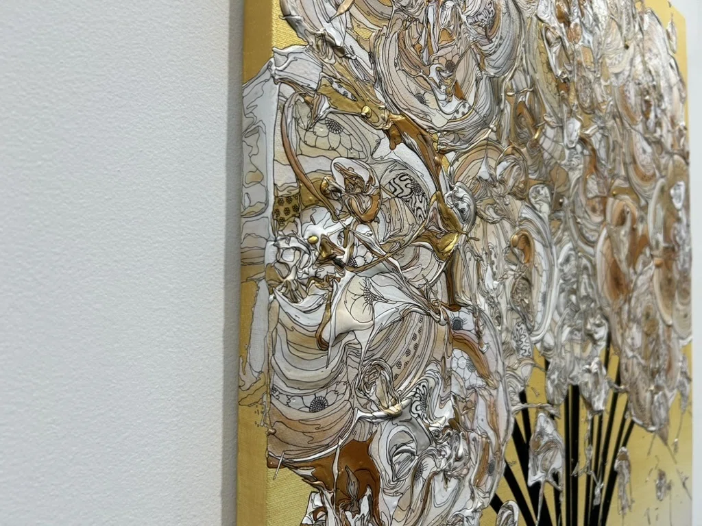 花に囲まれたような、大胆だけれど繊細なモダンアート展｜Satoshi