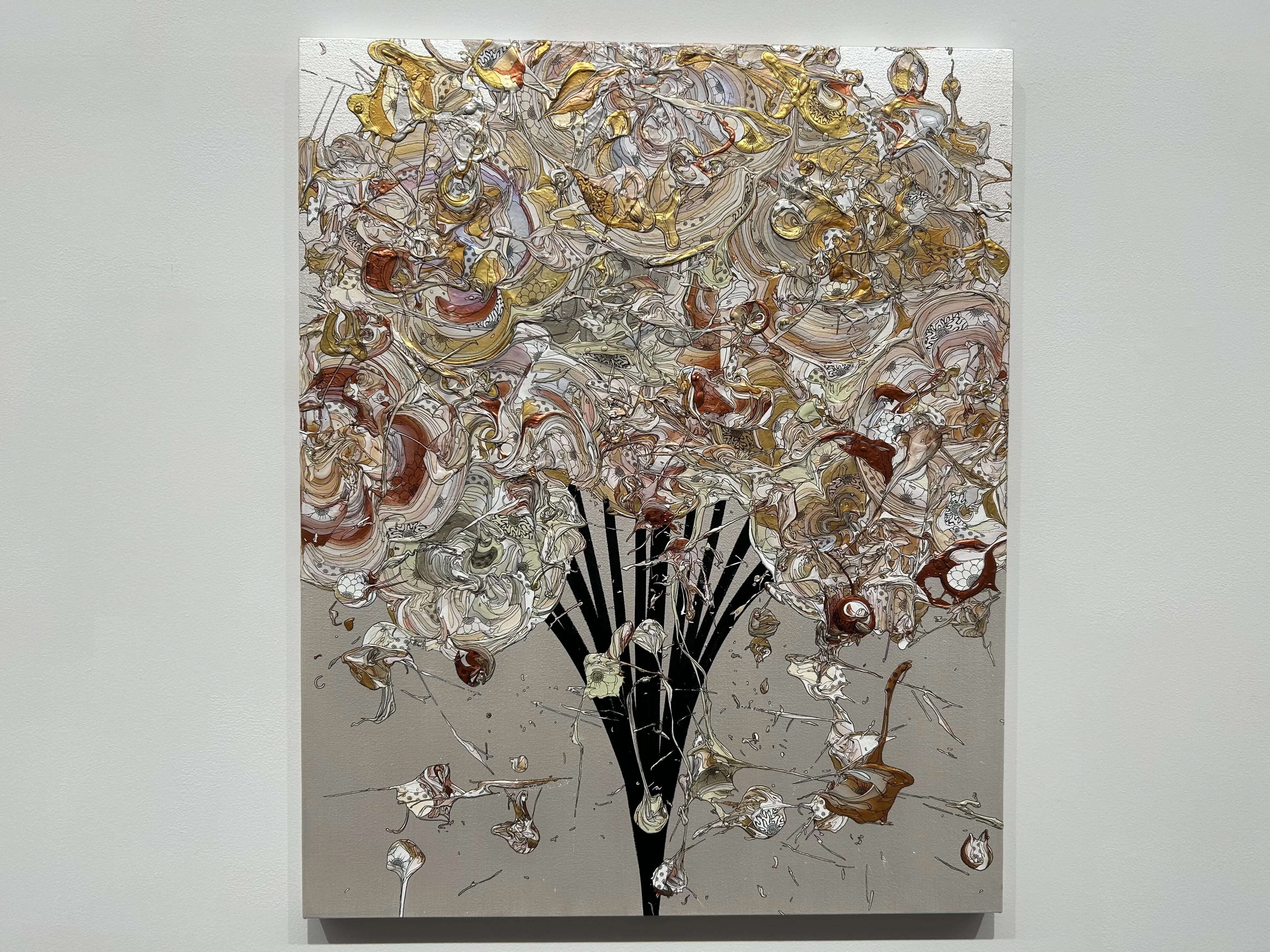 花に囲まれたような、大胆だけれど繊細なモダンアート展｜Satoshi
