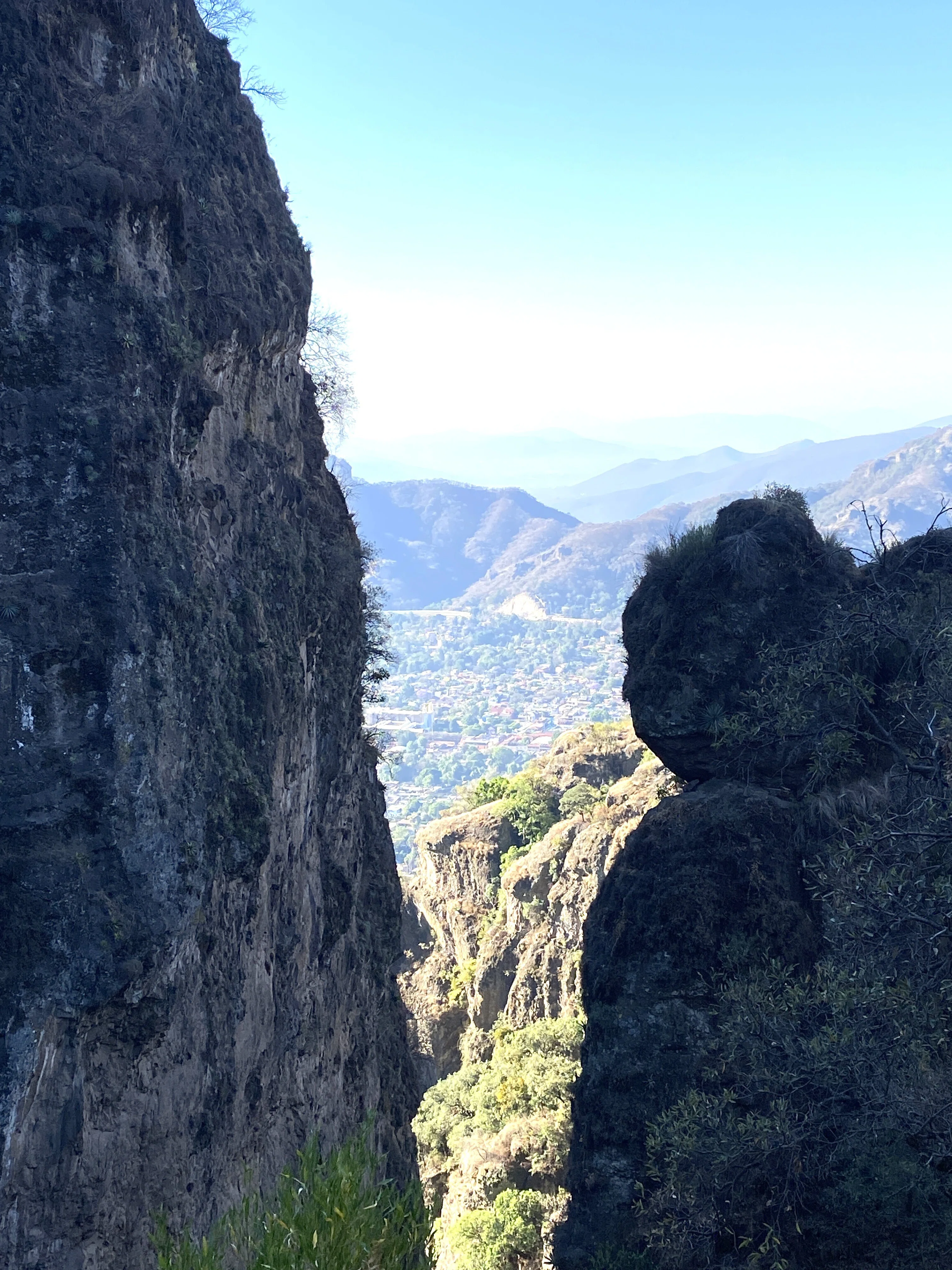 16/ 魔法の村 テポストラン（Tepoztlán）世界遺産 ポポカテペトル山麓