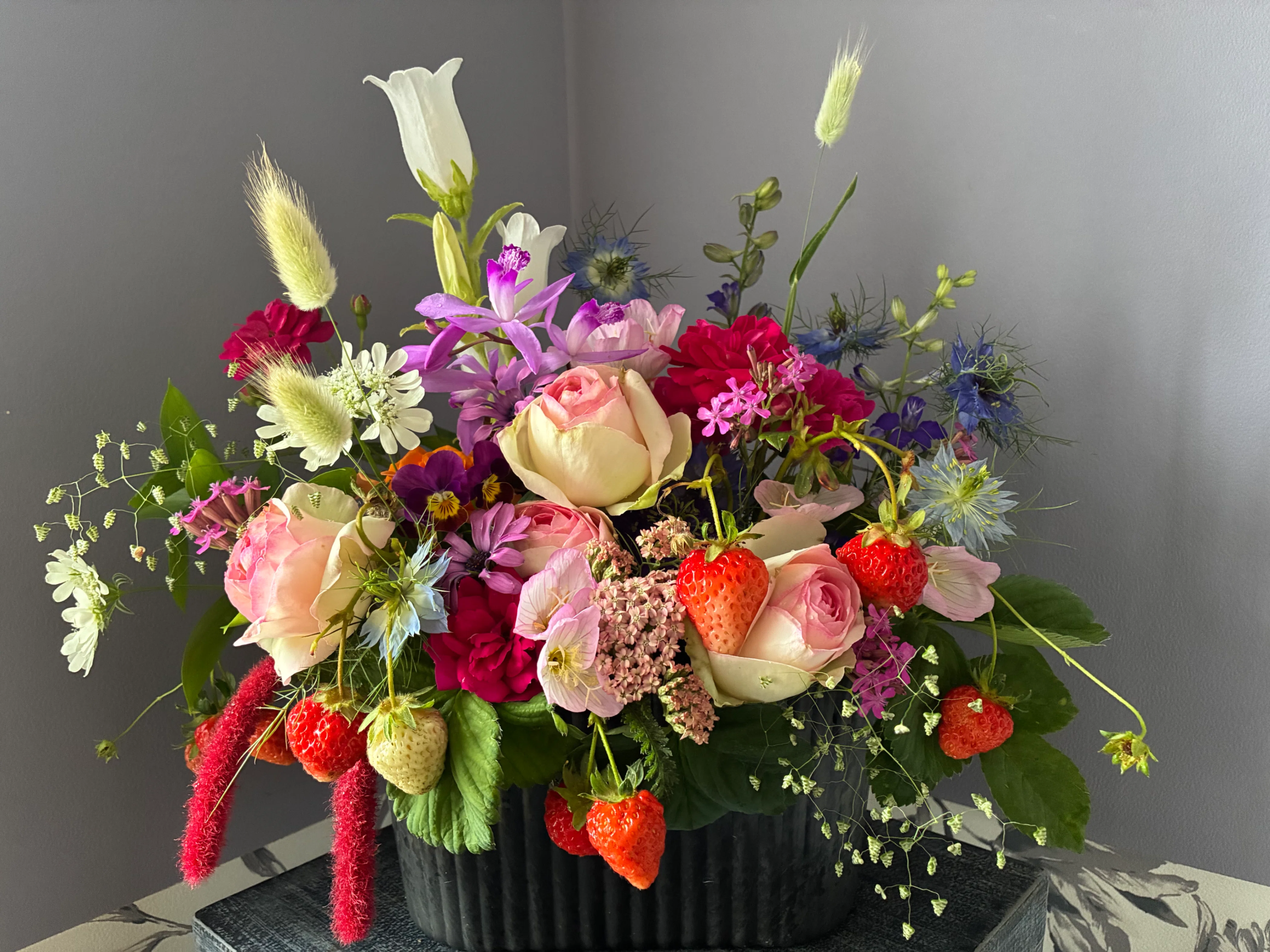 庭のイチゴでフラワーアレンジメント｜暮らしの花研究家