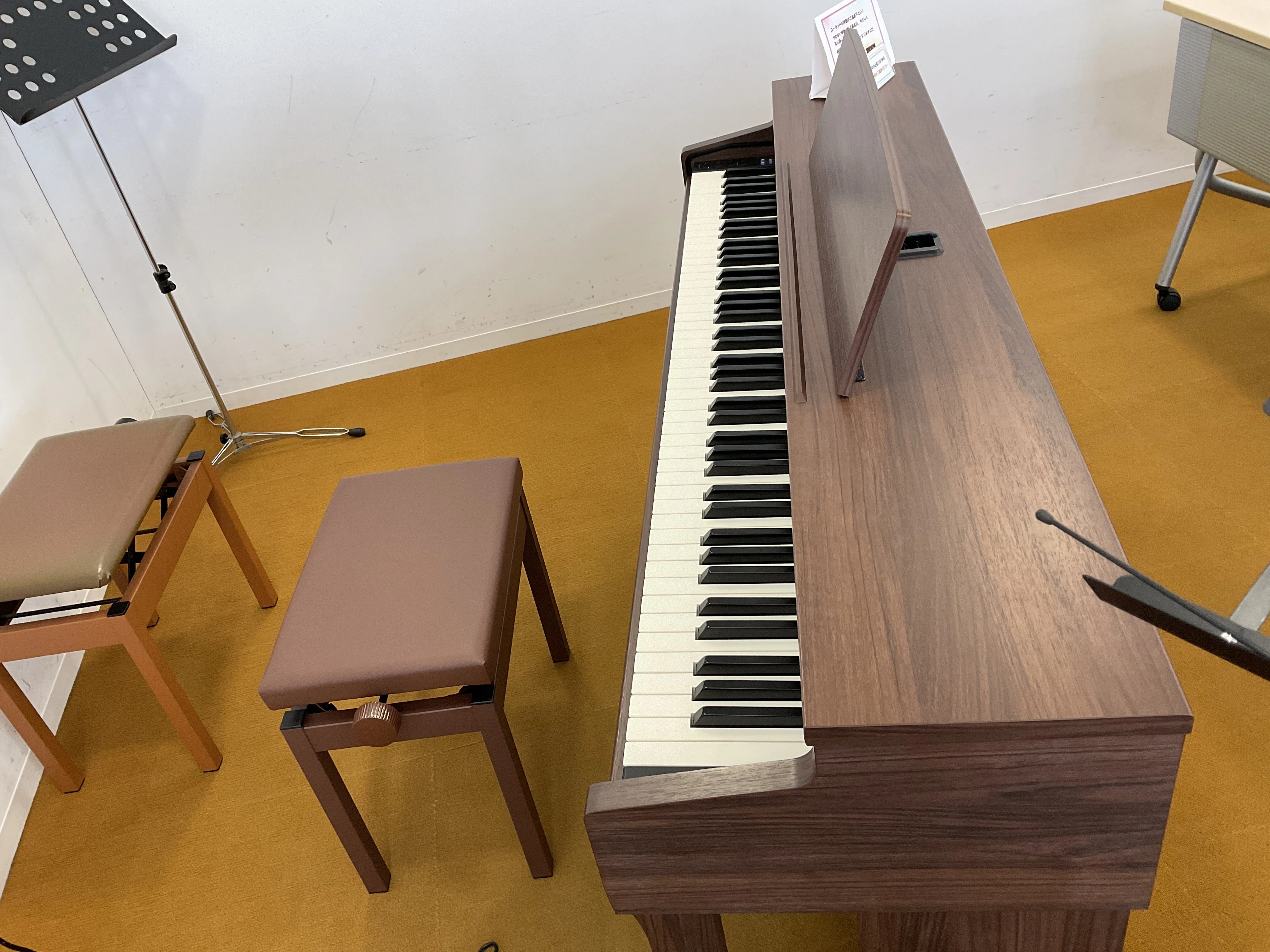 ライトカラーの河合楽器の電子ピアノ！ 今日の仕事場ではカワイの電子ピアノを使用しました｜吉井江里の音楽