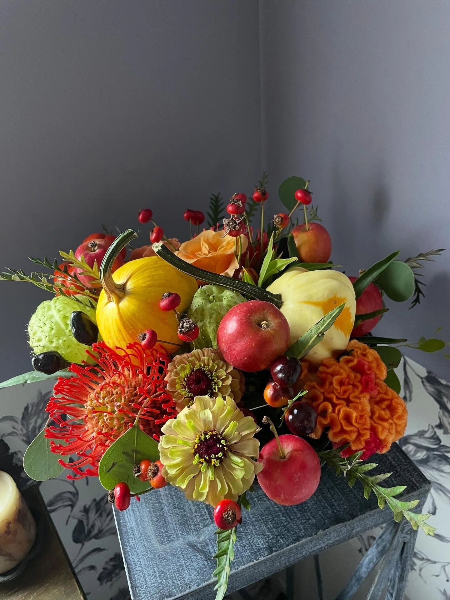 庭のイチゴでフラワーアレンジメント｜暮らしの花研究家