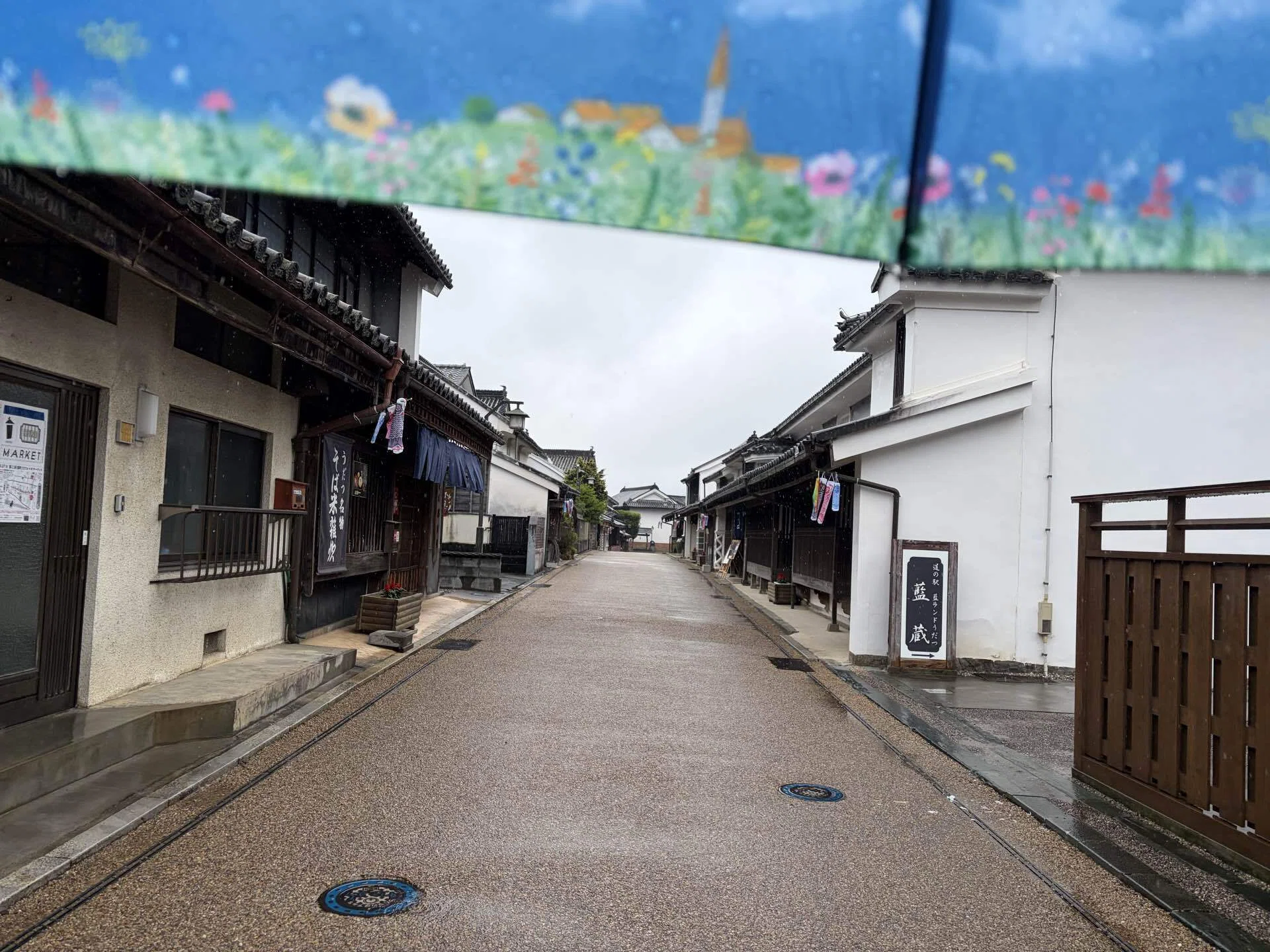 雨が似合う、うだつの町並み散歩。徳島西部へおでかけ。｜Natsumi🌍️