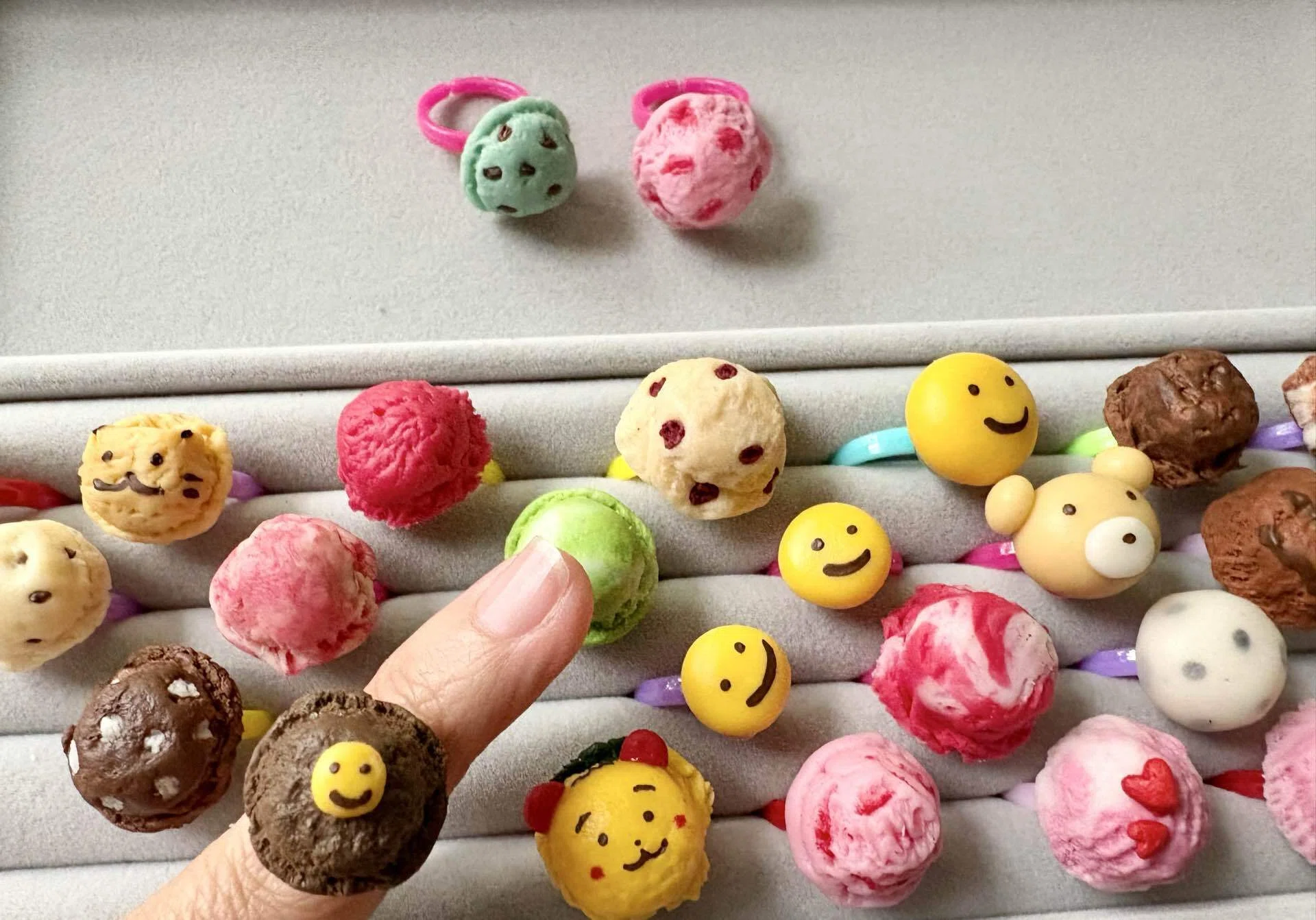 アイスクリームとキャンディー指輪のセット 食品サンプル フェイクスイーツ アイスクリーム指輪を作ったら、4歳がインドの宝石商みたいになった