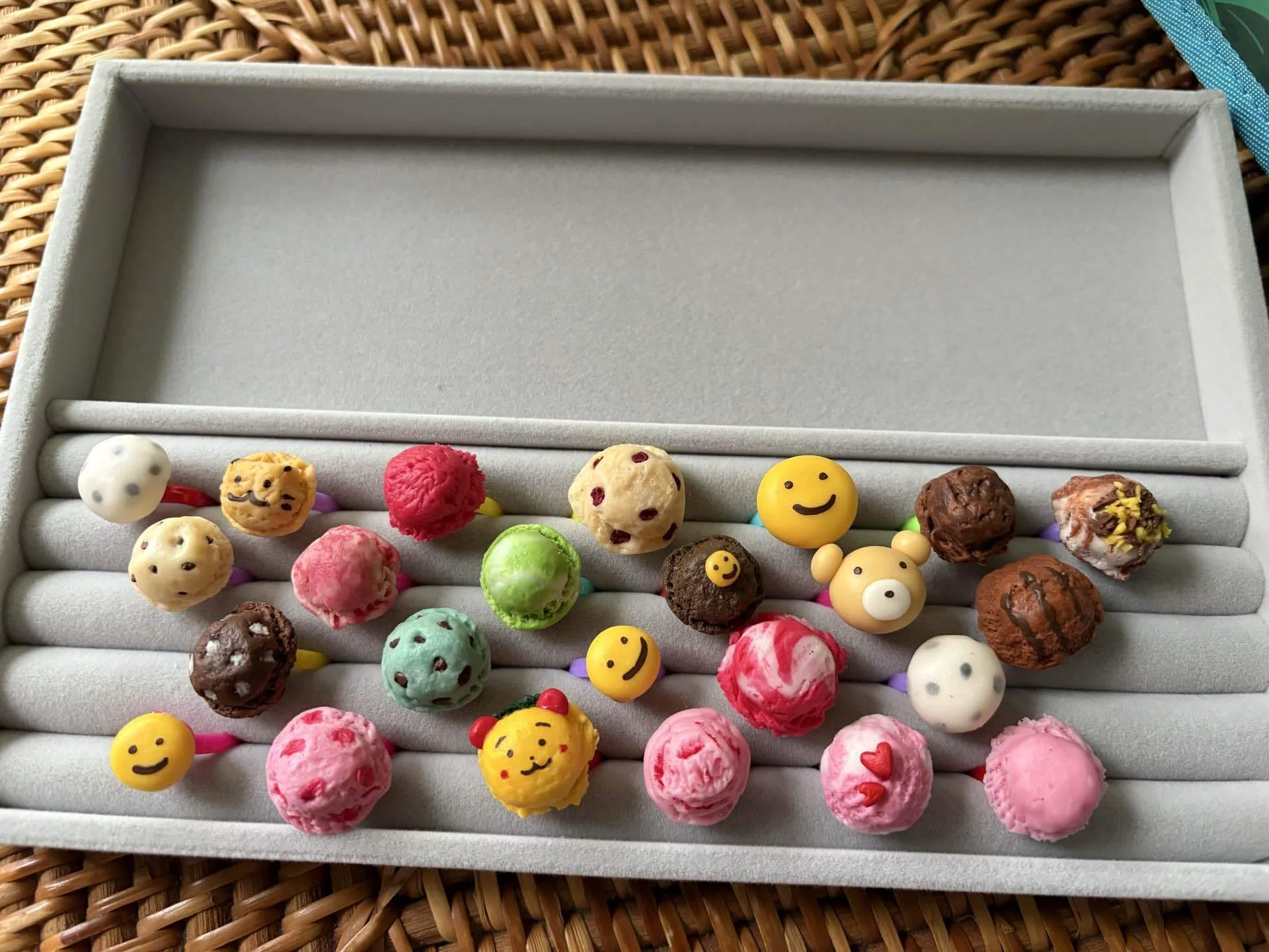 アイスクリームとキャンディー指輪のセット 食品サンプル フェイクスイーツ アイスクリーム指輪を作ったら、4歳がインドの宝石商みたいになった
