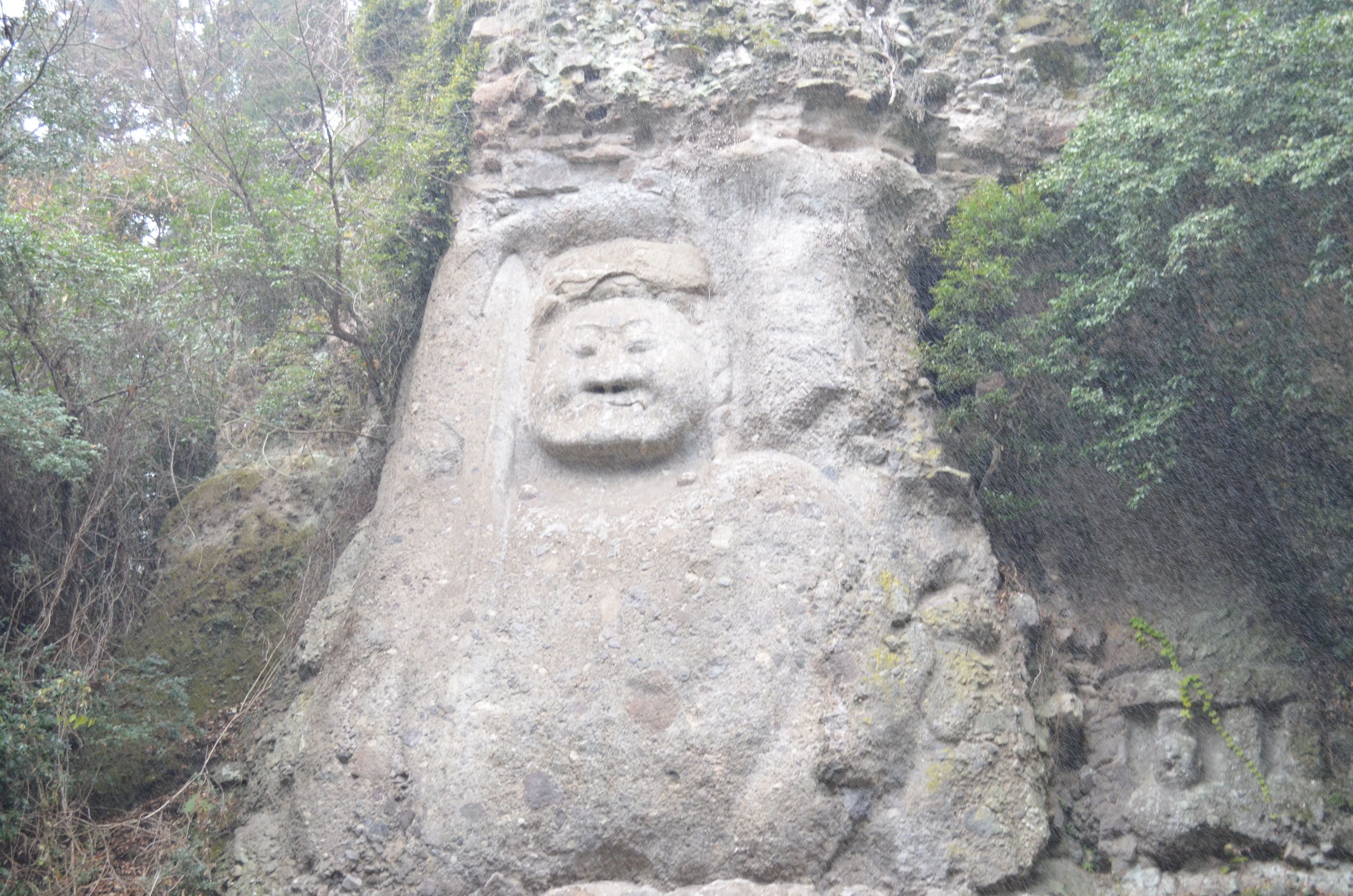 崖丸りゅーく　28個 磨崖仏 Rock-carved Buddha｜Ռոշանակ (Roshanak, 𐎼𐎧𐏁𐎴)