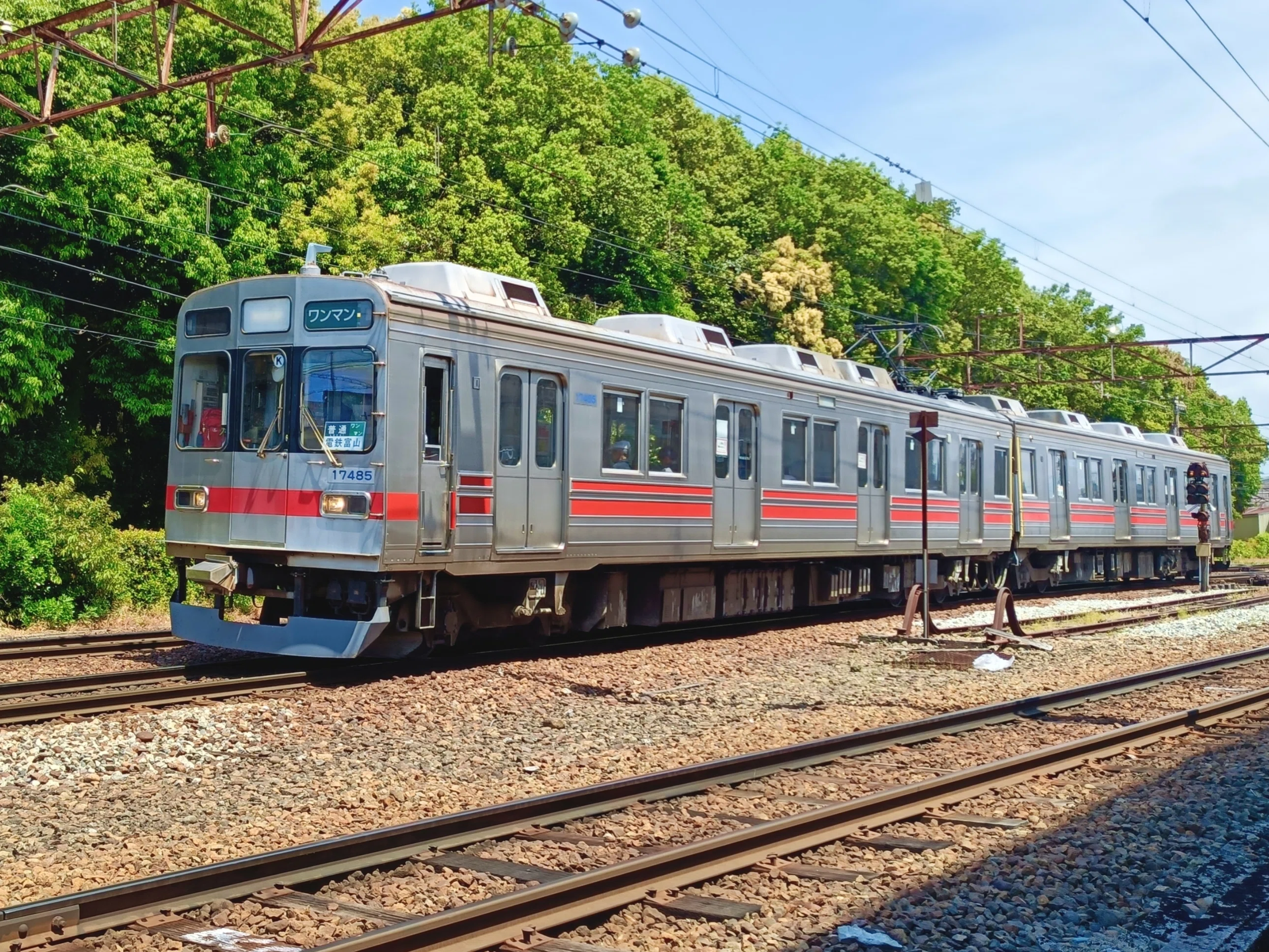 山間を走る「都会の電車」富山地鉄17480形 元東急8590系｜よってつ
