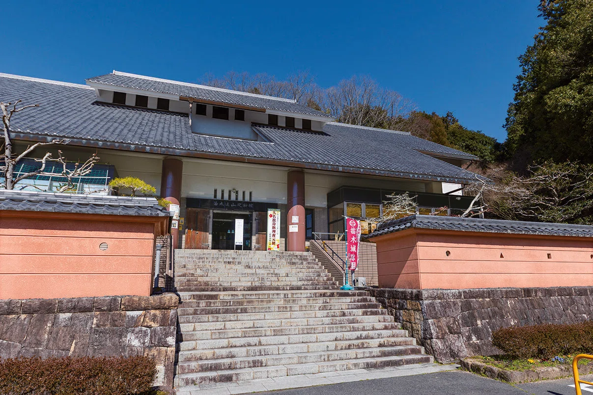 岐阜・中津川】巨岩に立つ古い山城でペグマタイトに出合う｜［特集
