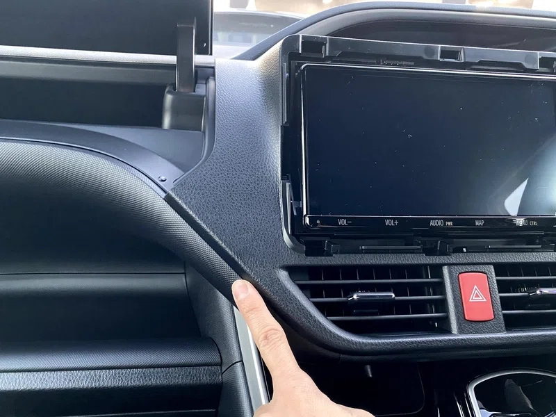 [DIY] How to Remove the Navigation Panel of the 80 Series Voxy/Noah ...