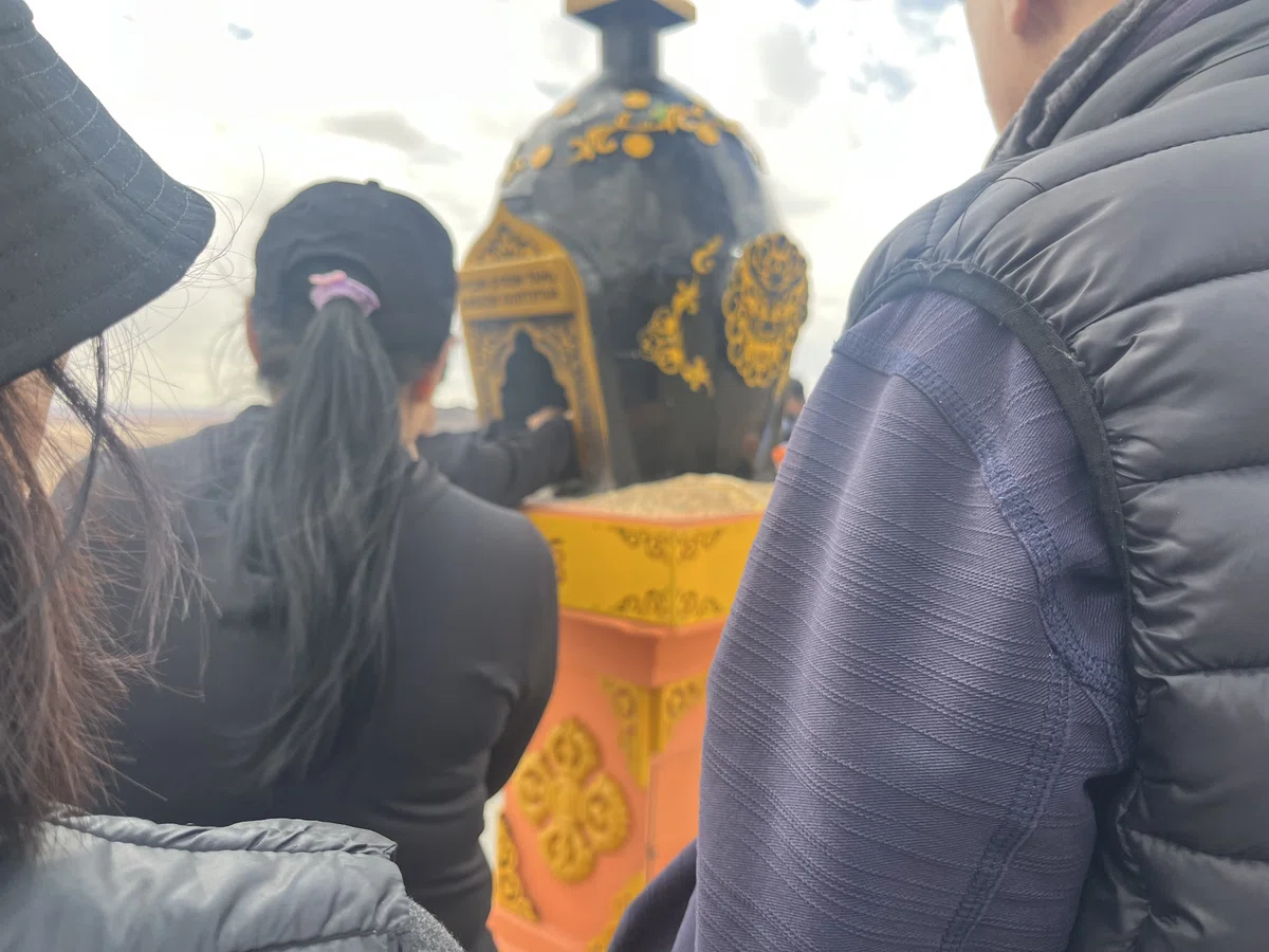 かまど 成就 火 紙 願い サインシャンド モンゴル お祈り 仏教 チベット仏教 パワースポット エネルギー 信仰 ゴビ 東ゴビ